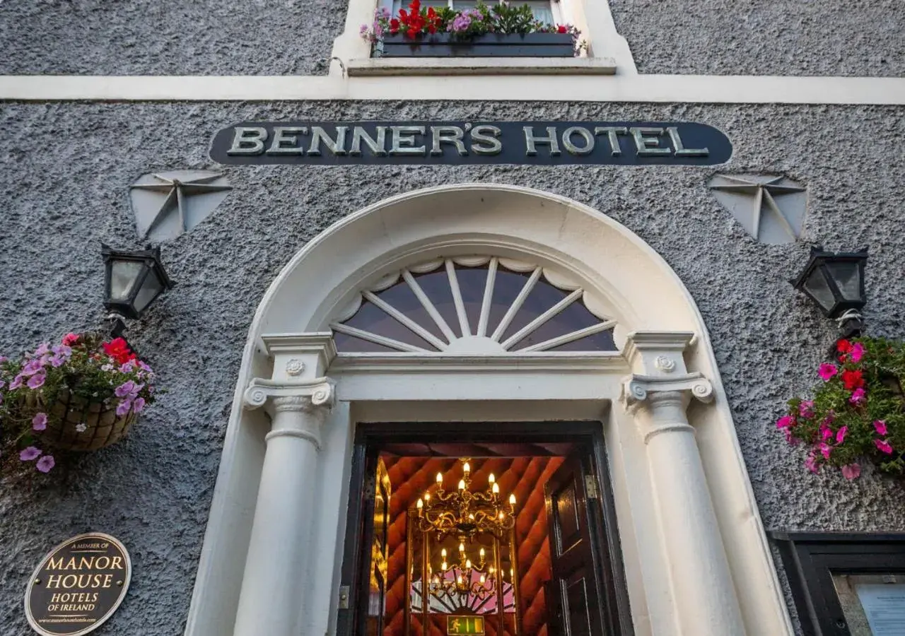 Property building in Dingle Benners Hotel Property building in Dingle Benners Hotel