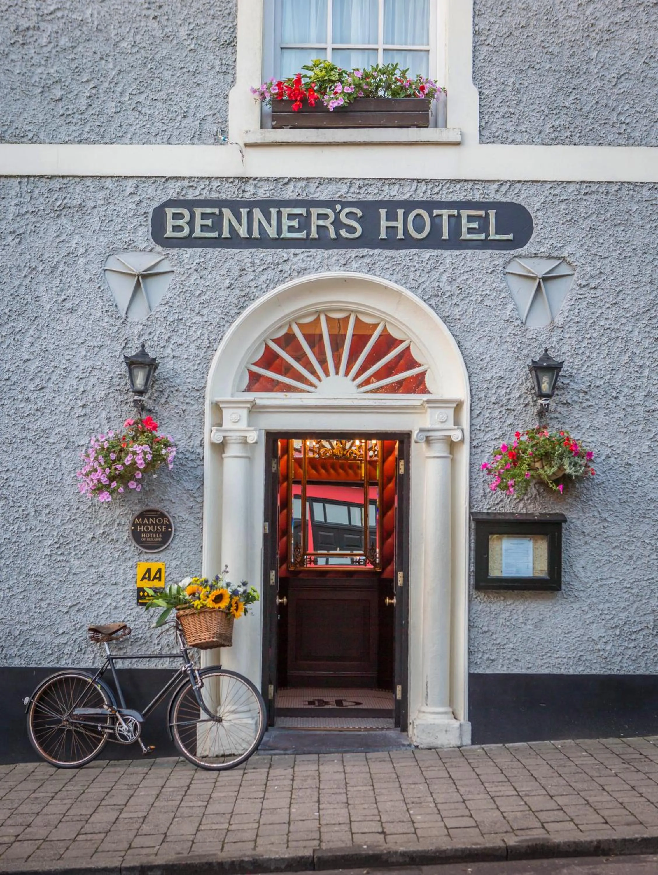 Facade/entrance in Dingle Benners Hotel