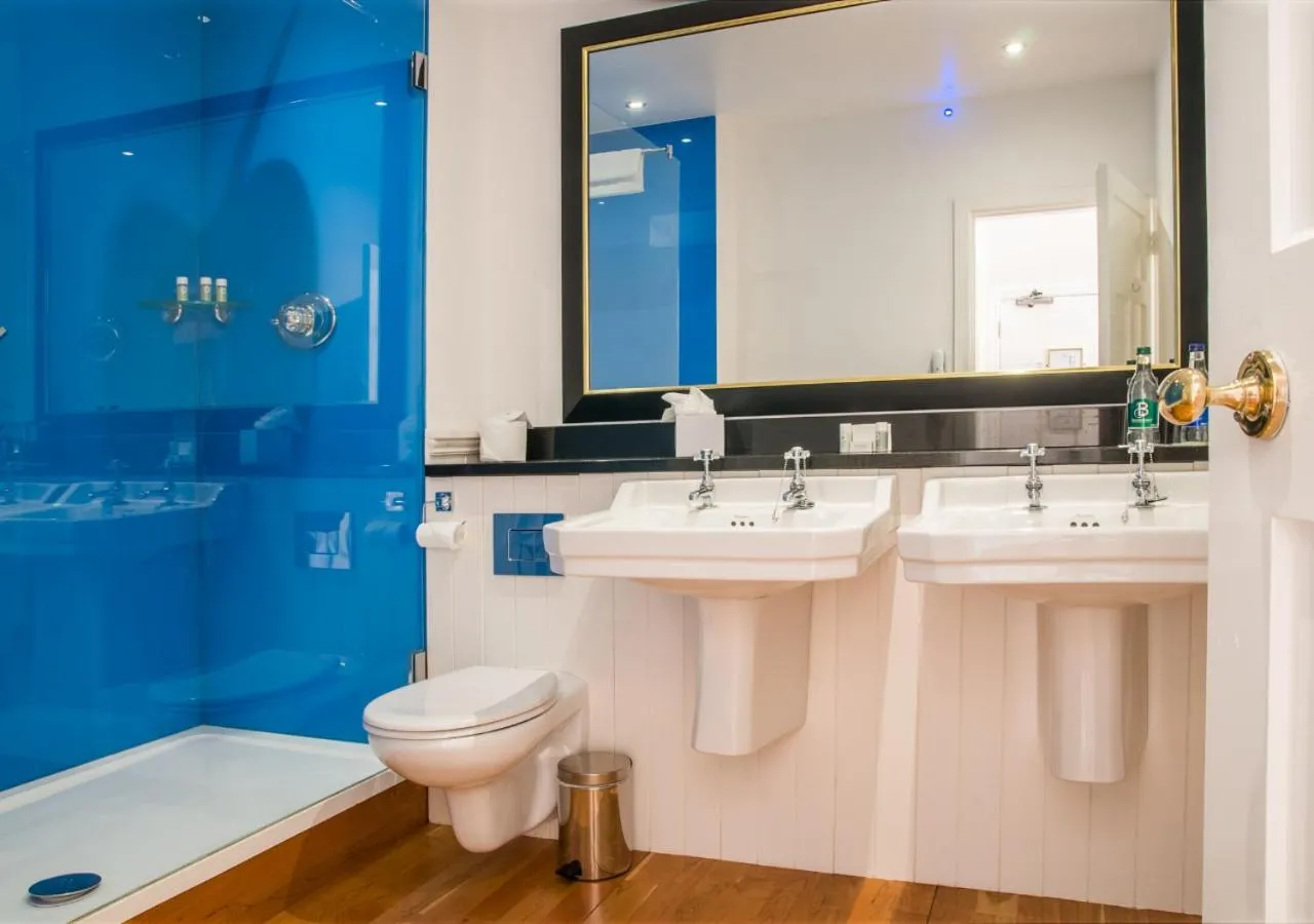 Bathroom in The Dunraven, Adare