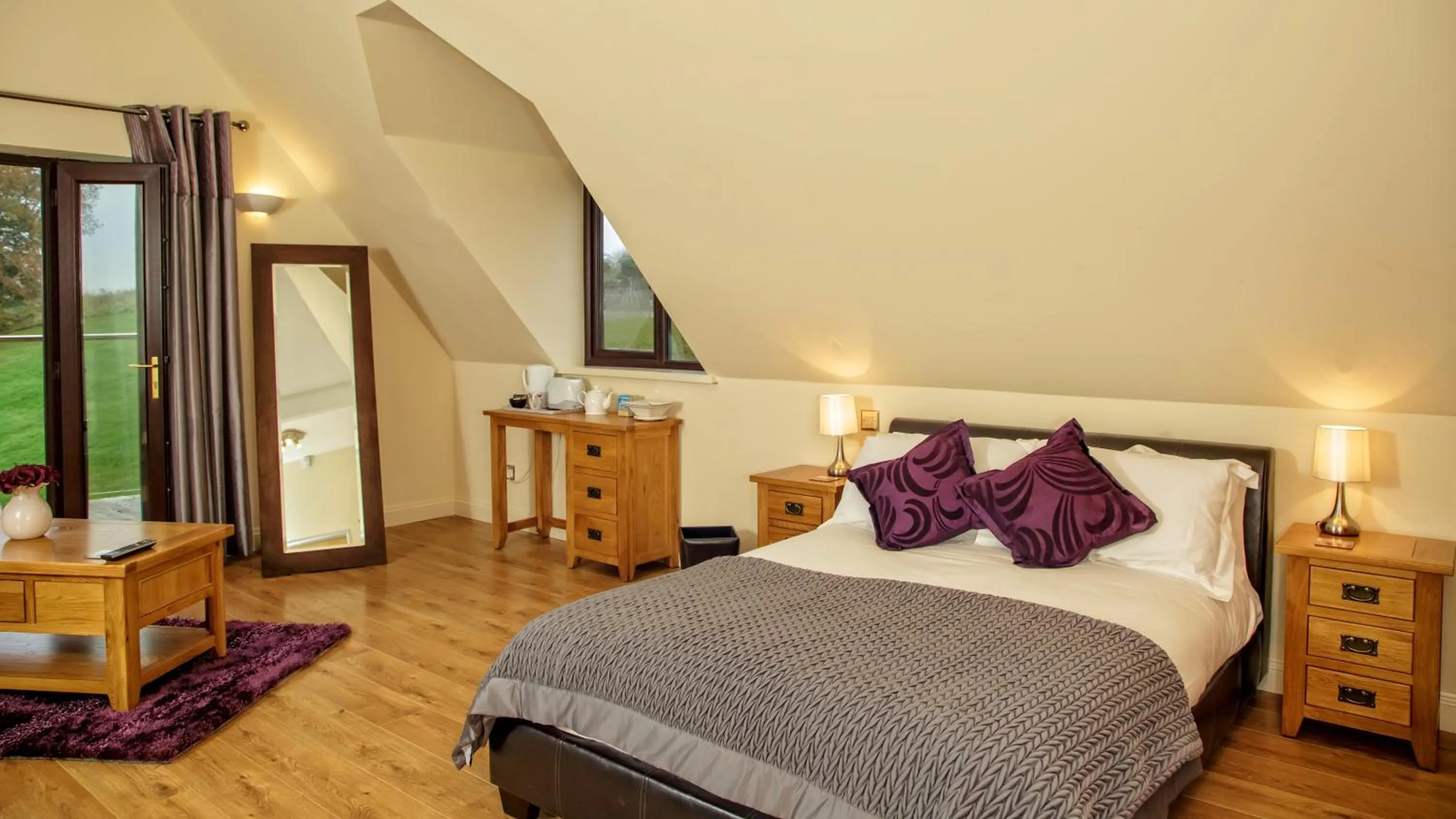 Bedroom, Bed in Canada Lodge and Lake