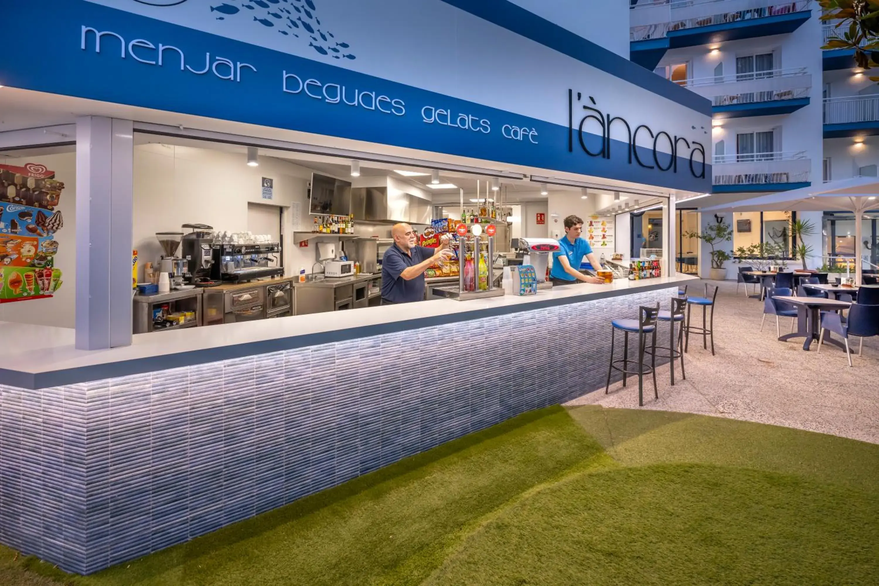 Lounge or bar in GHT Balmes, Hotel-Aparthotel&SPLASH Lounge or bar in GHT Balmes, Hotel-Aparthotel&SPLASH