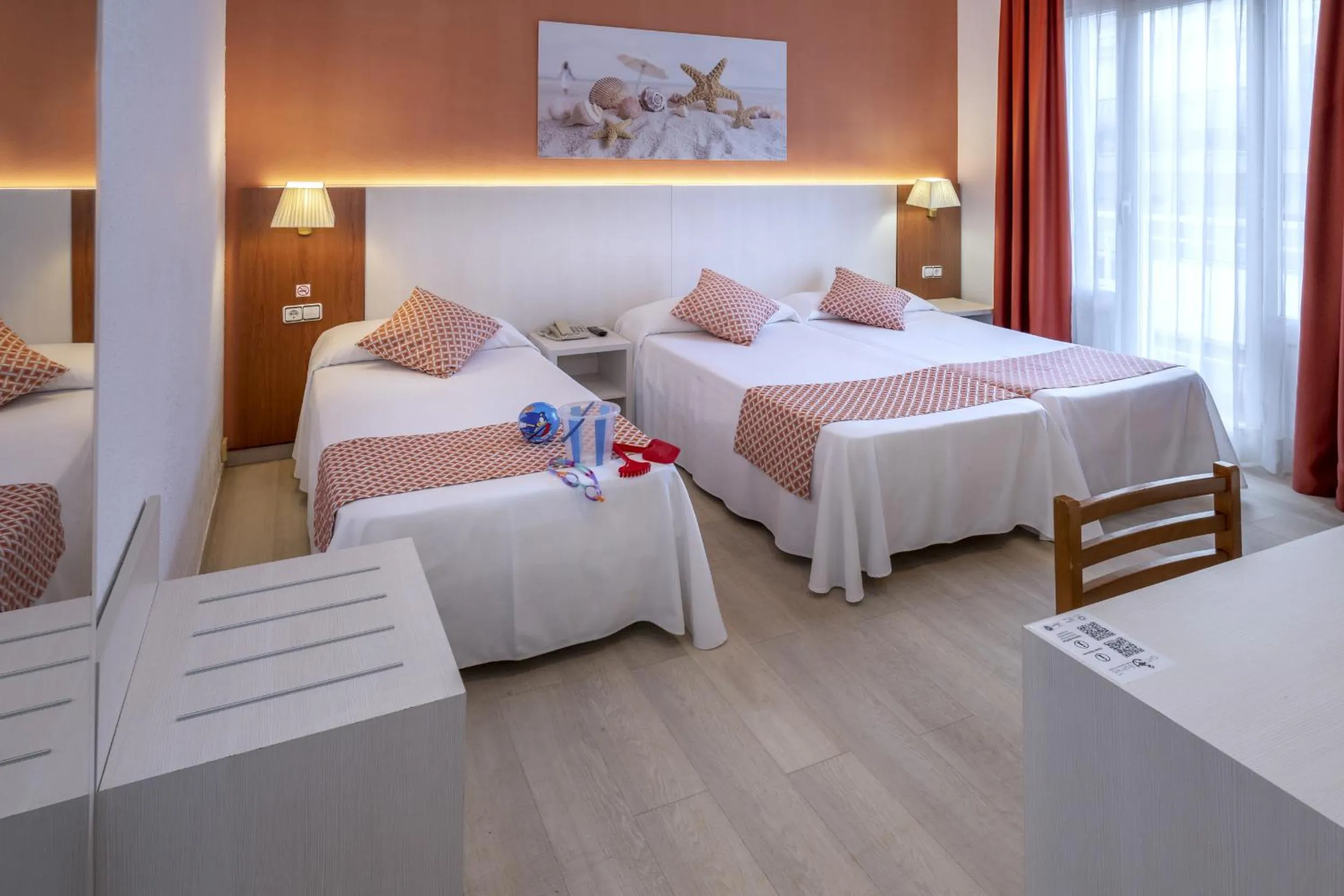 Bed in GHT Balmes, Hotel-Aparthotel&SPLASH