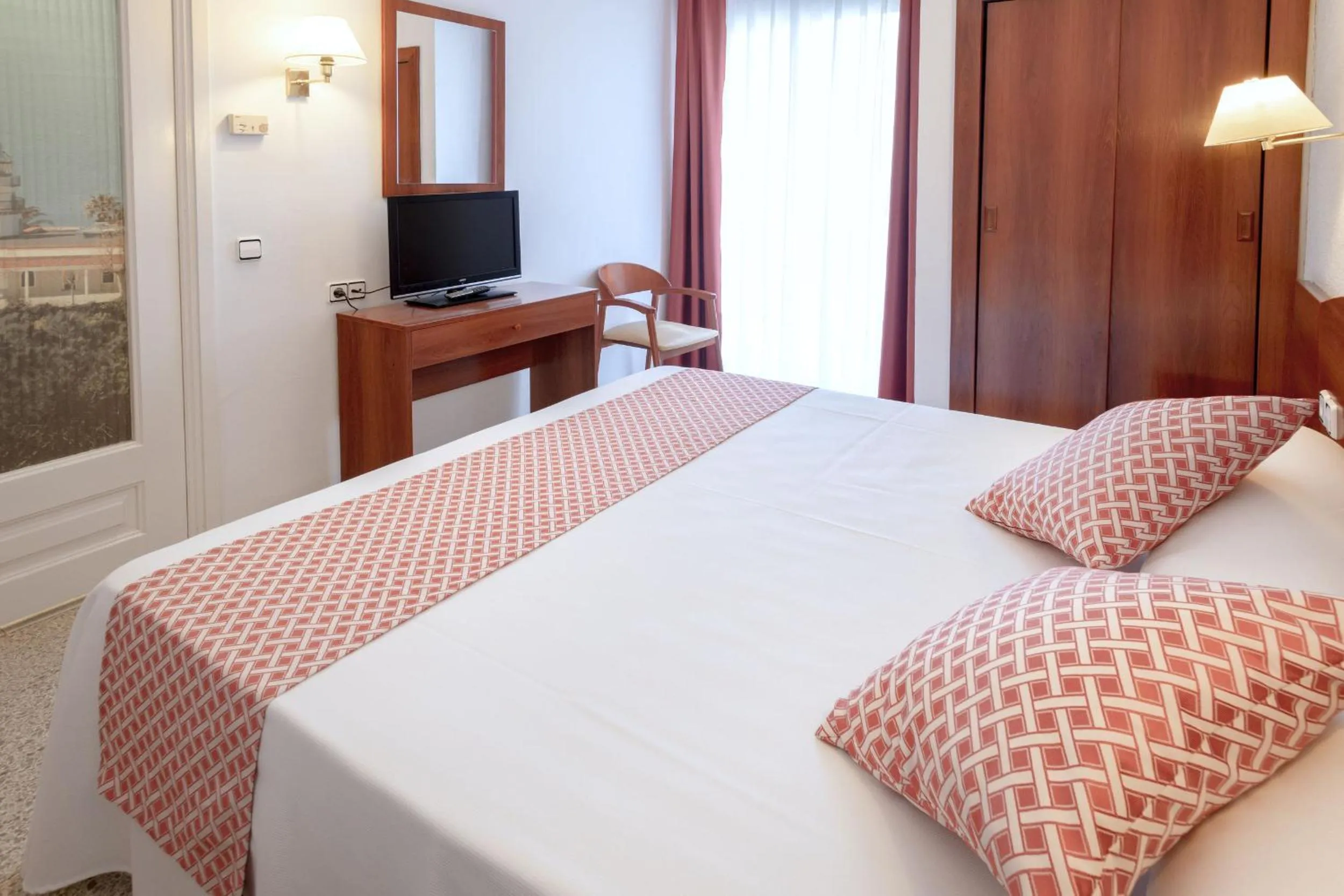 Bed in GHT Balmes, Hotel-Aparthotel&SPLASH