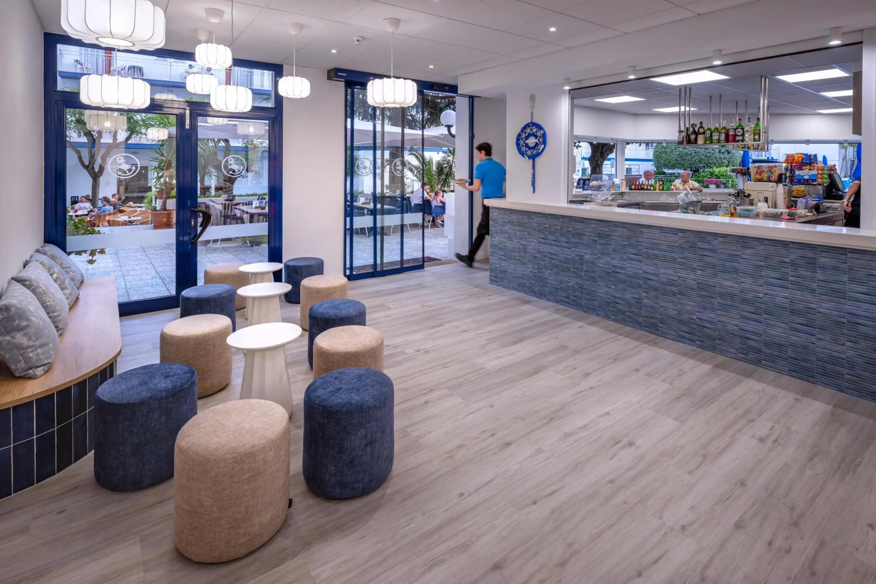 Lounge or bar in GHT Balmes, Hotel-Aparthotel&SPLASH