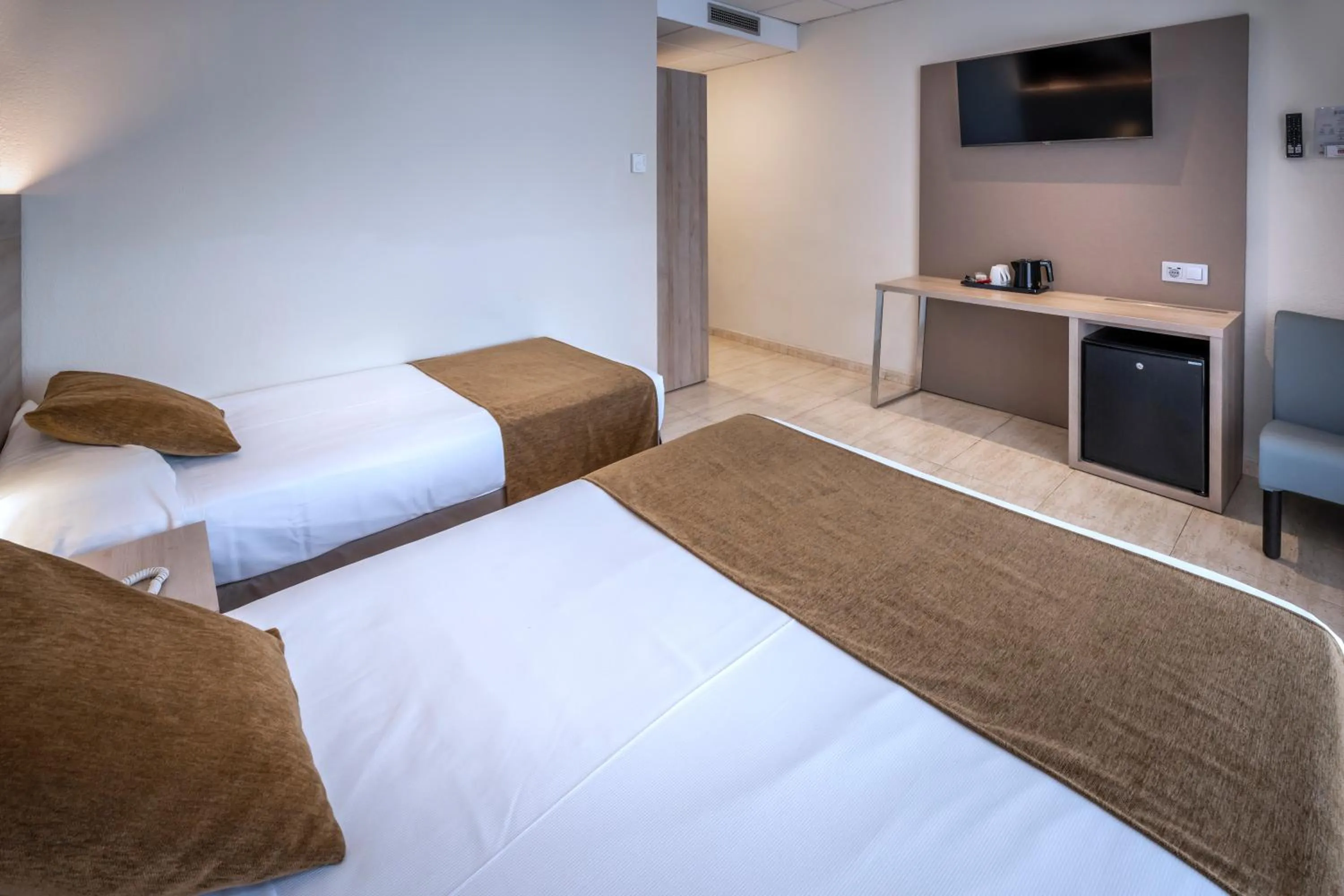 Photo of the whole room, Bed in GHT Maritim