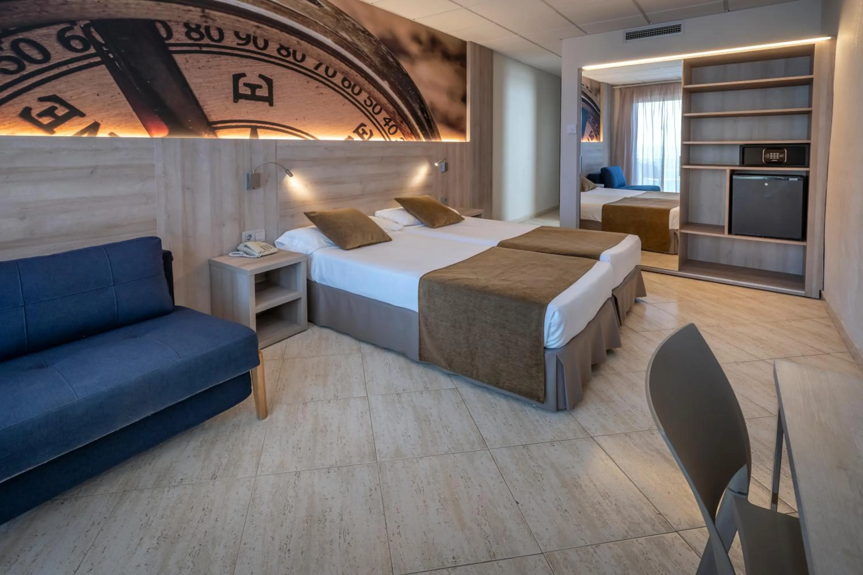 Photo of the whole room, Bed in GHT Maritim