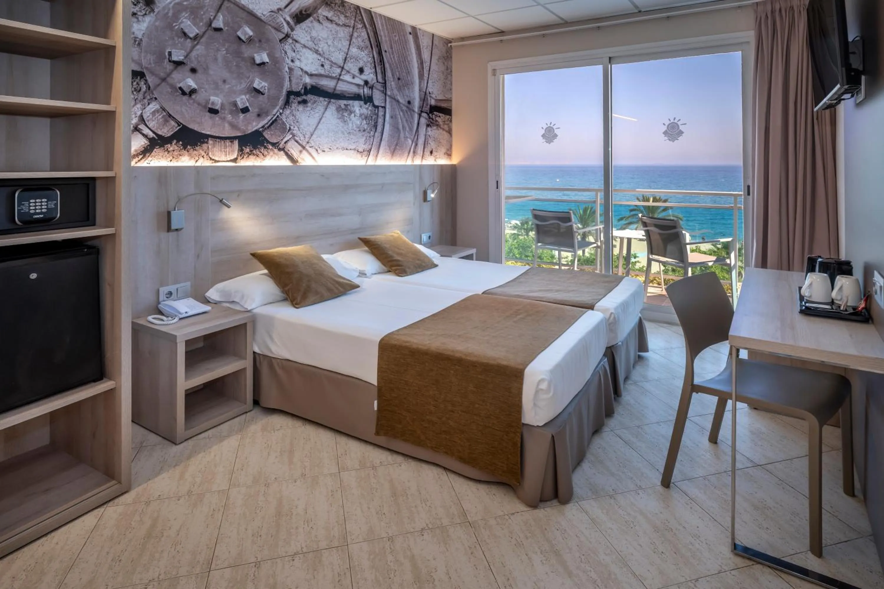 Photo of the whole room, Bed in GHT Maritim