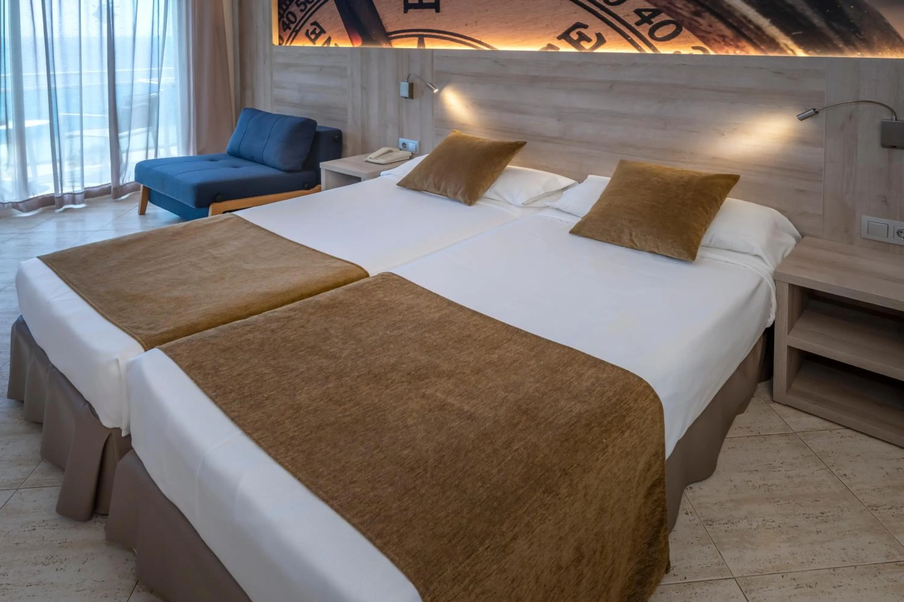 Photo of the whole room, Bed in GHT Maritim