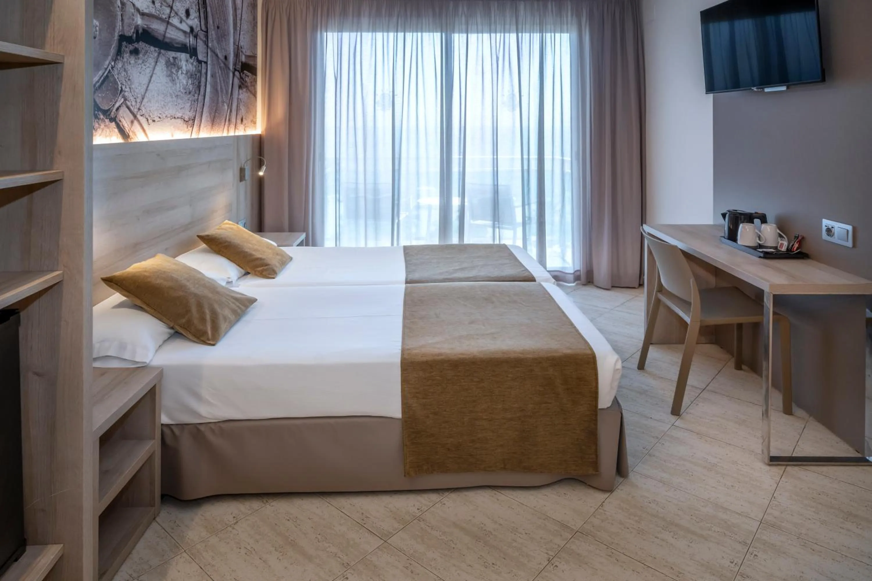 Photo of the whole room, Bed in GHT Maritim