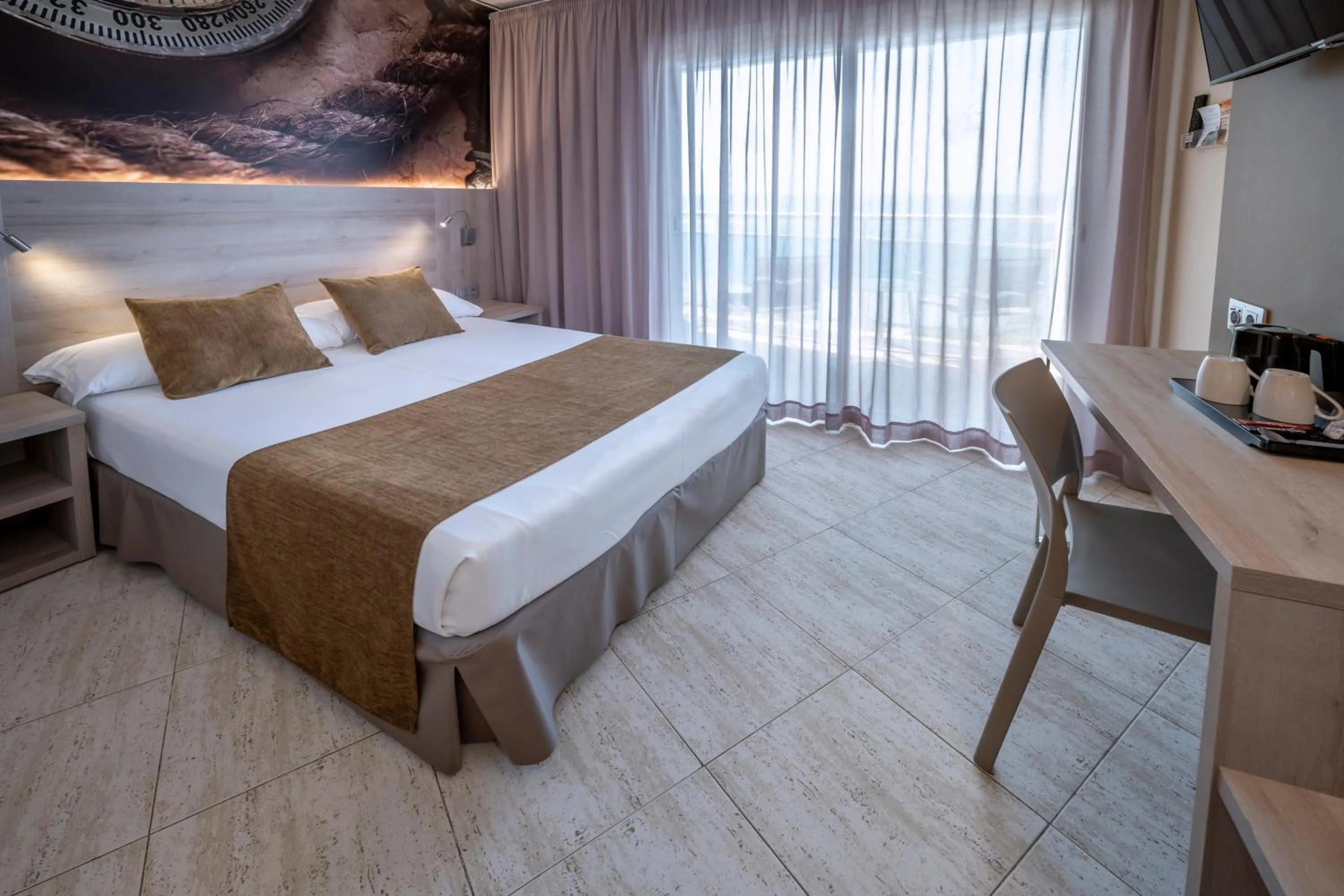 Photo of the whole room, Bed in GHT Maritim