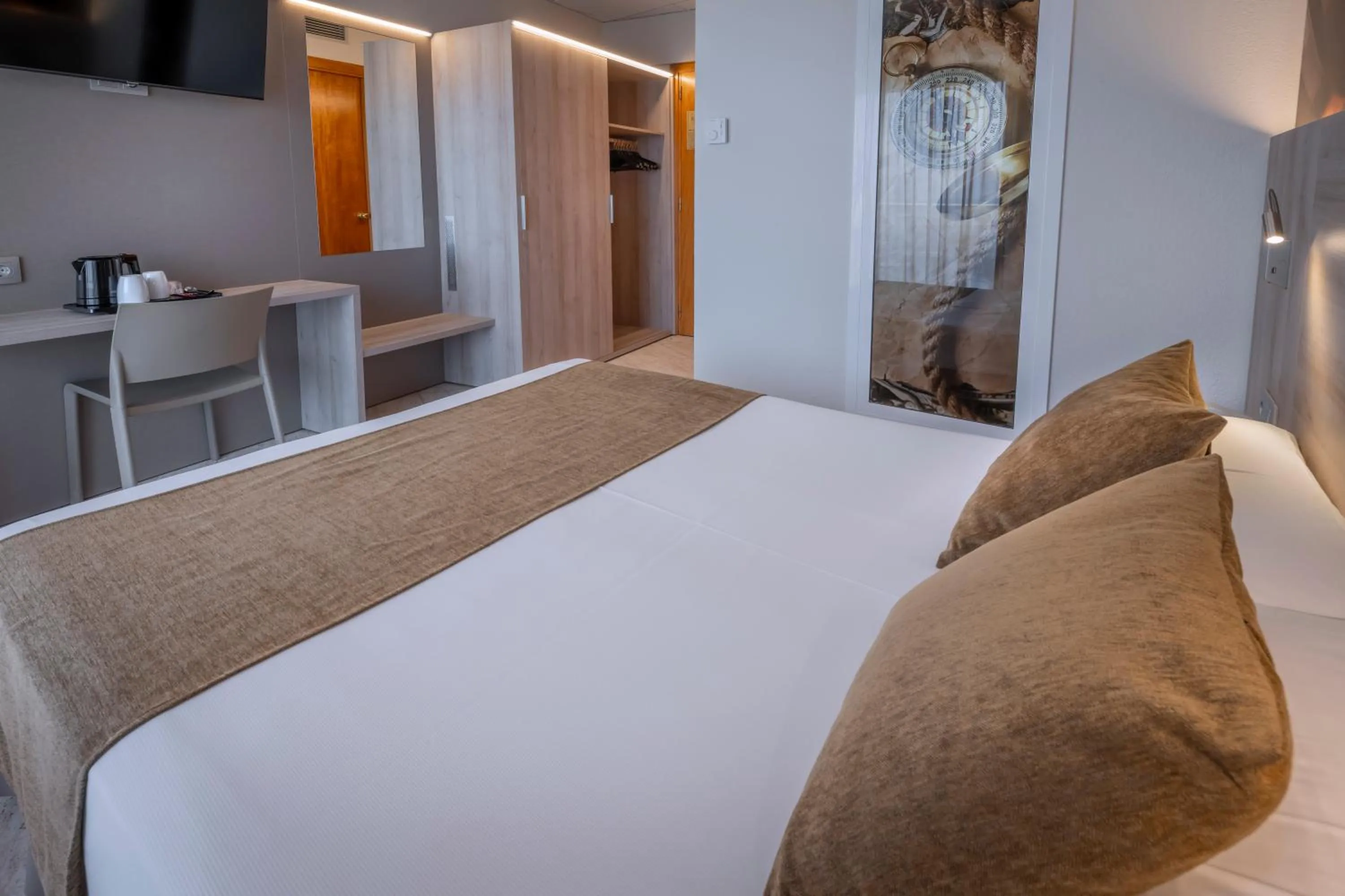 Photo of the whole room, Bed in GHT Maritim