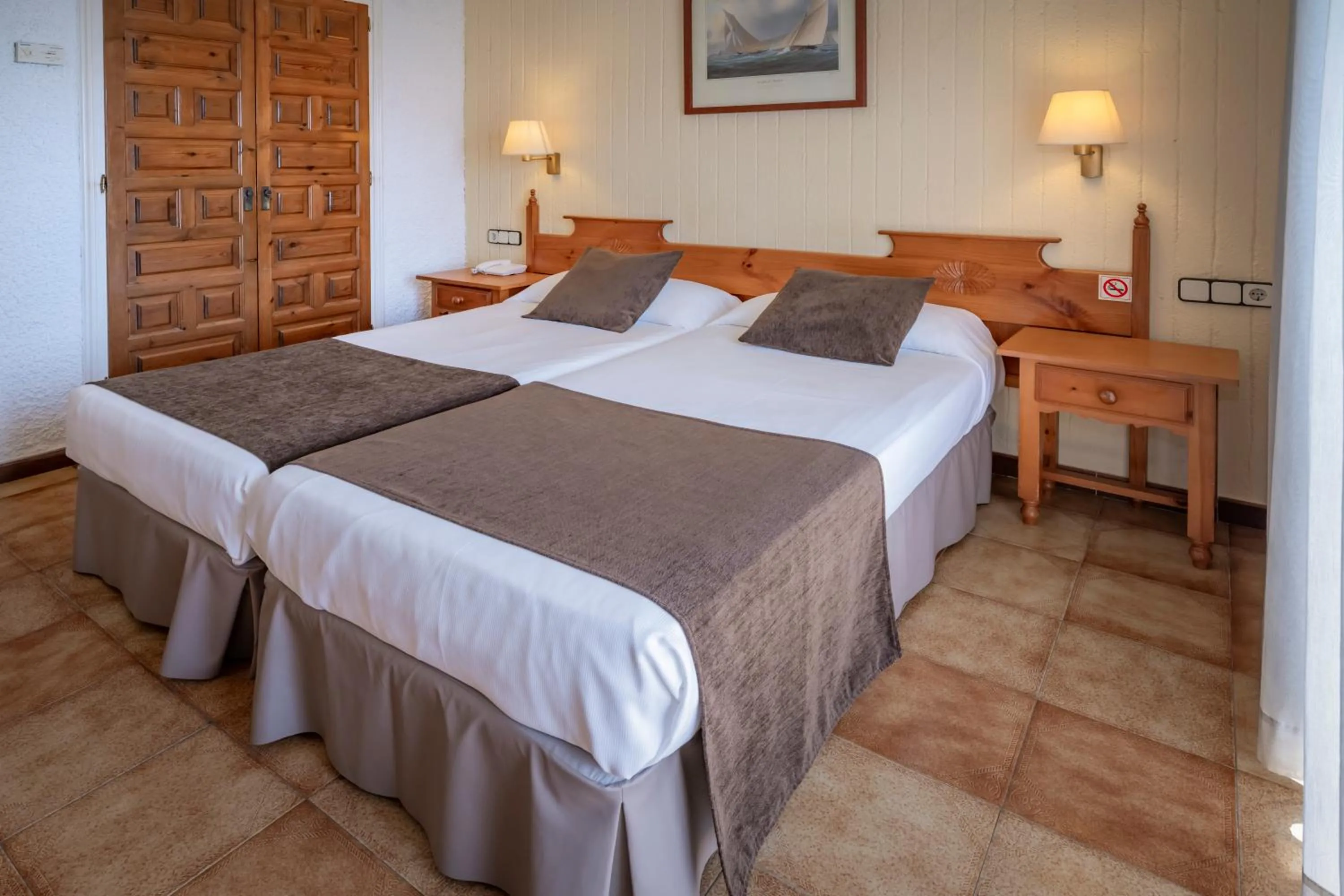 Bedroom, Bed in Hotel GHT Neptuno-Tossa & Venus SPA