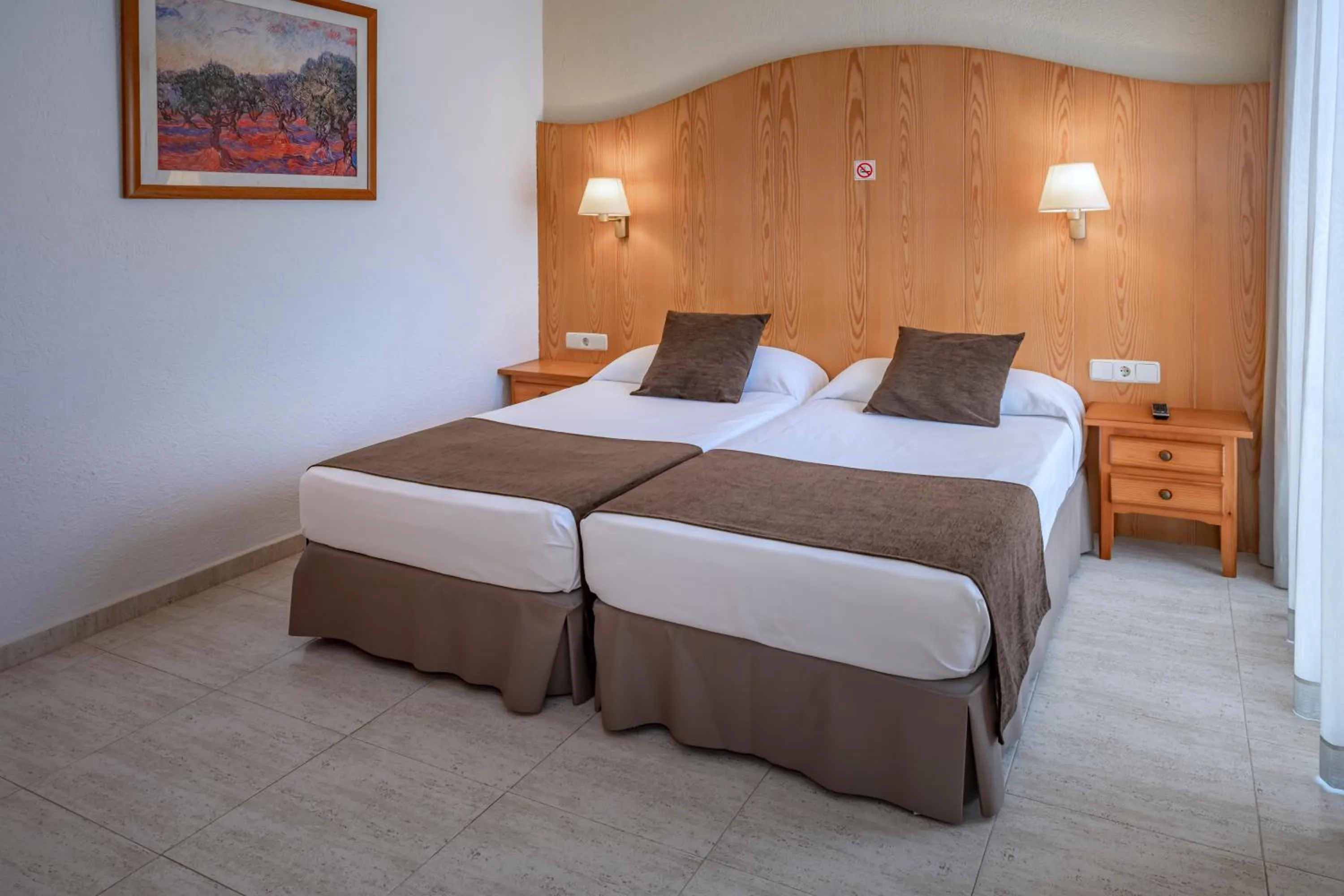 Bed in Hotel GHT Neptuno-Tossa & Venus SPA