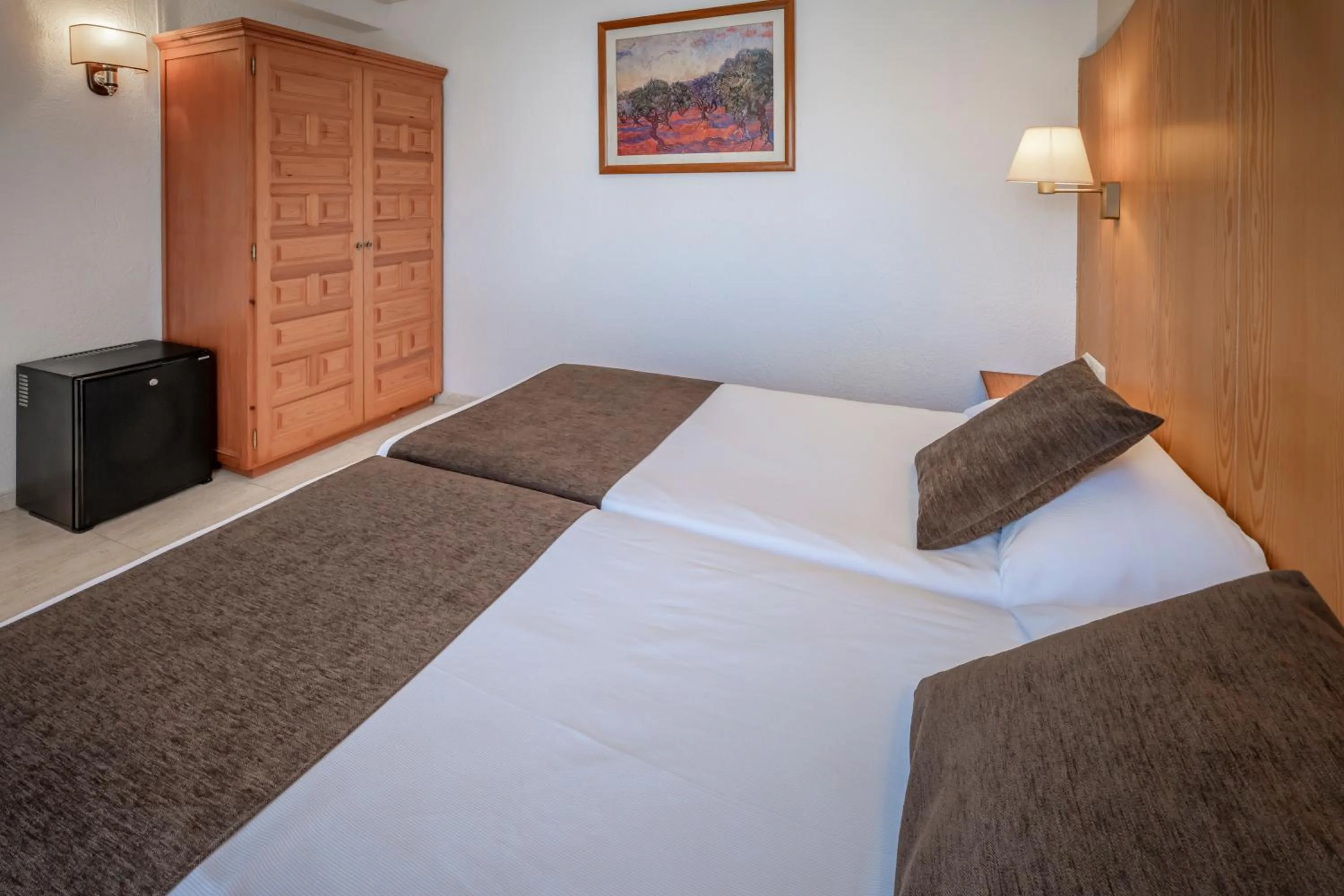 Bedroom, Bed in Hotel GHT Neptuno-Tossa & Venus SPA