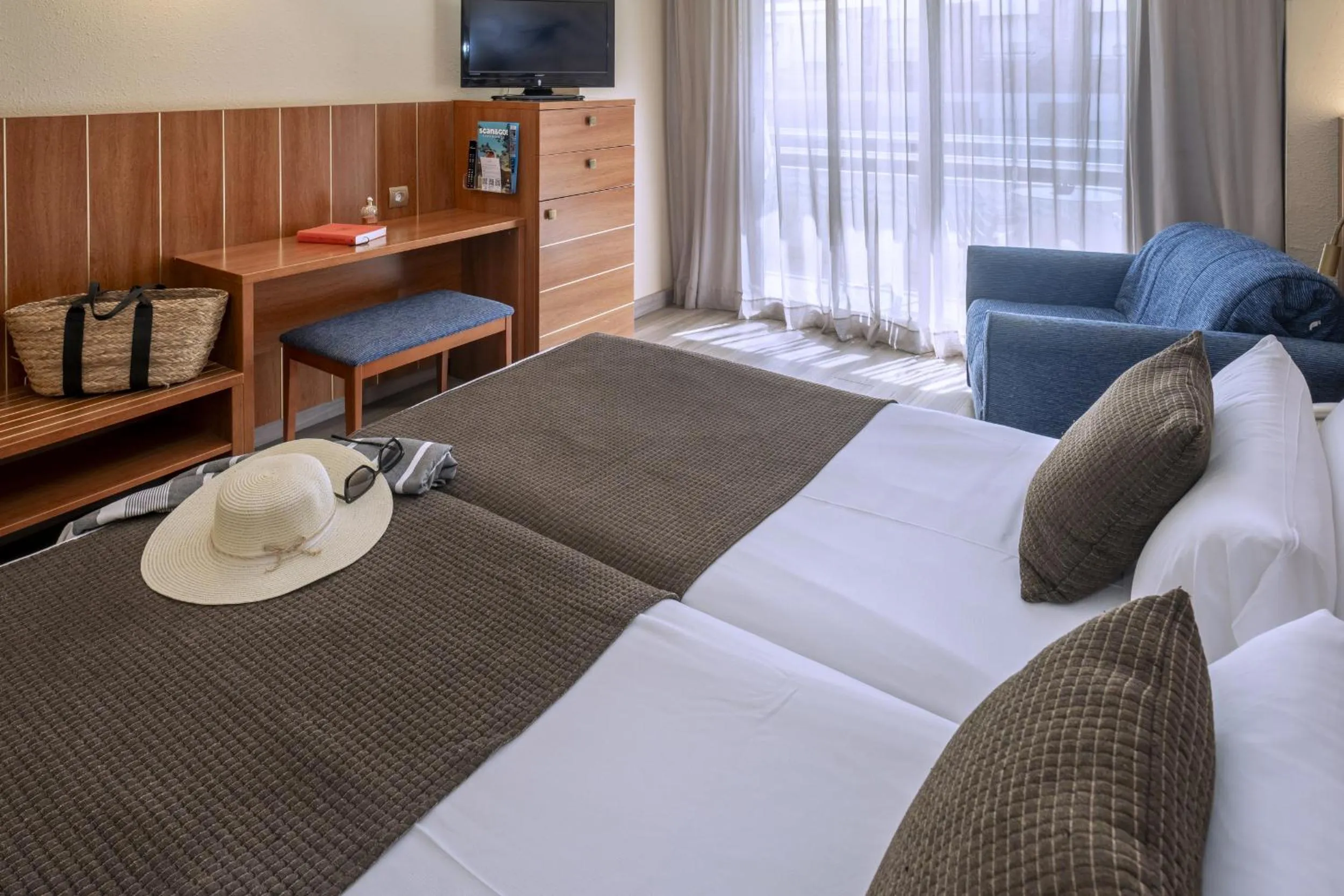 Photo of the whole room, Bed in GHT Aquarium & Spa