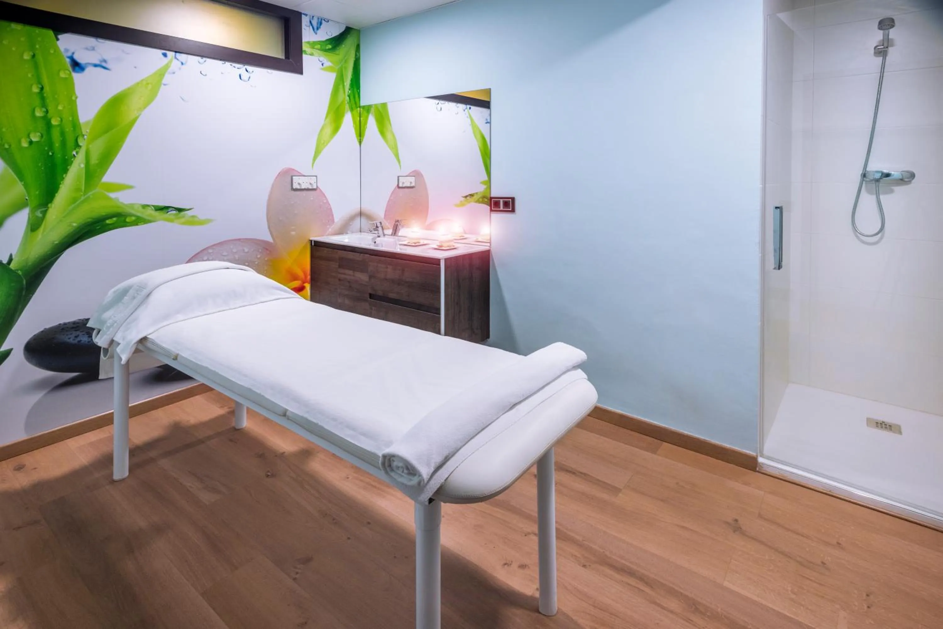 Massage in GHT Oasis Tossa & Spa