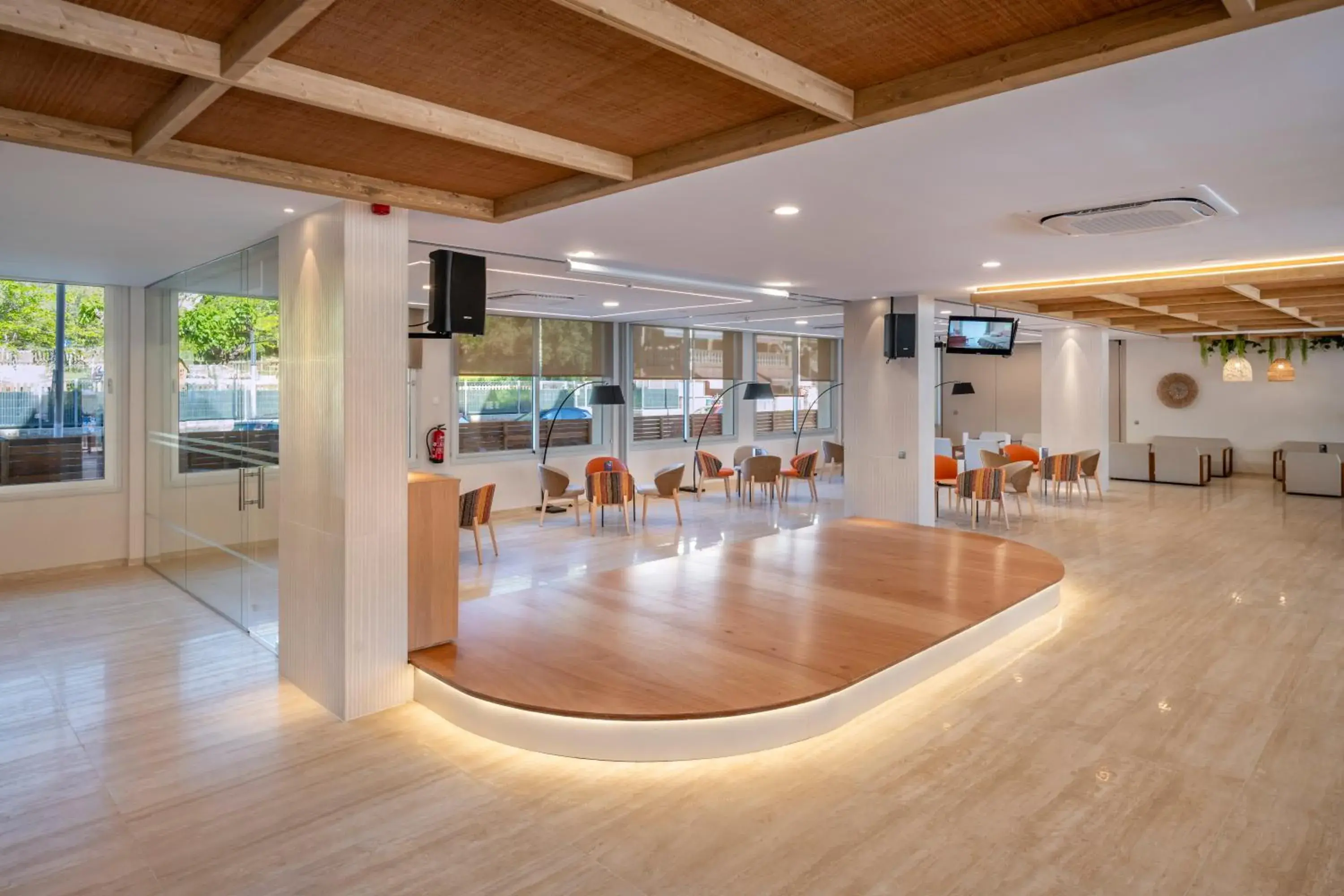 Lounge or bar in GHT Oasis Tossa & Spa Lounge or bar in GHT Oasis Tossa & Spa