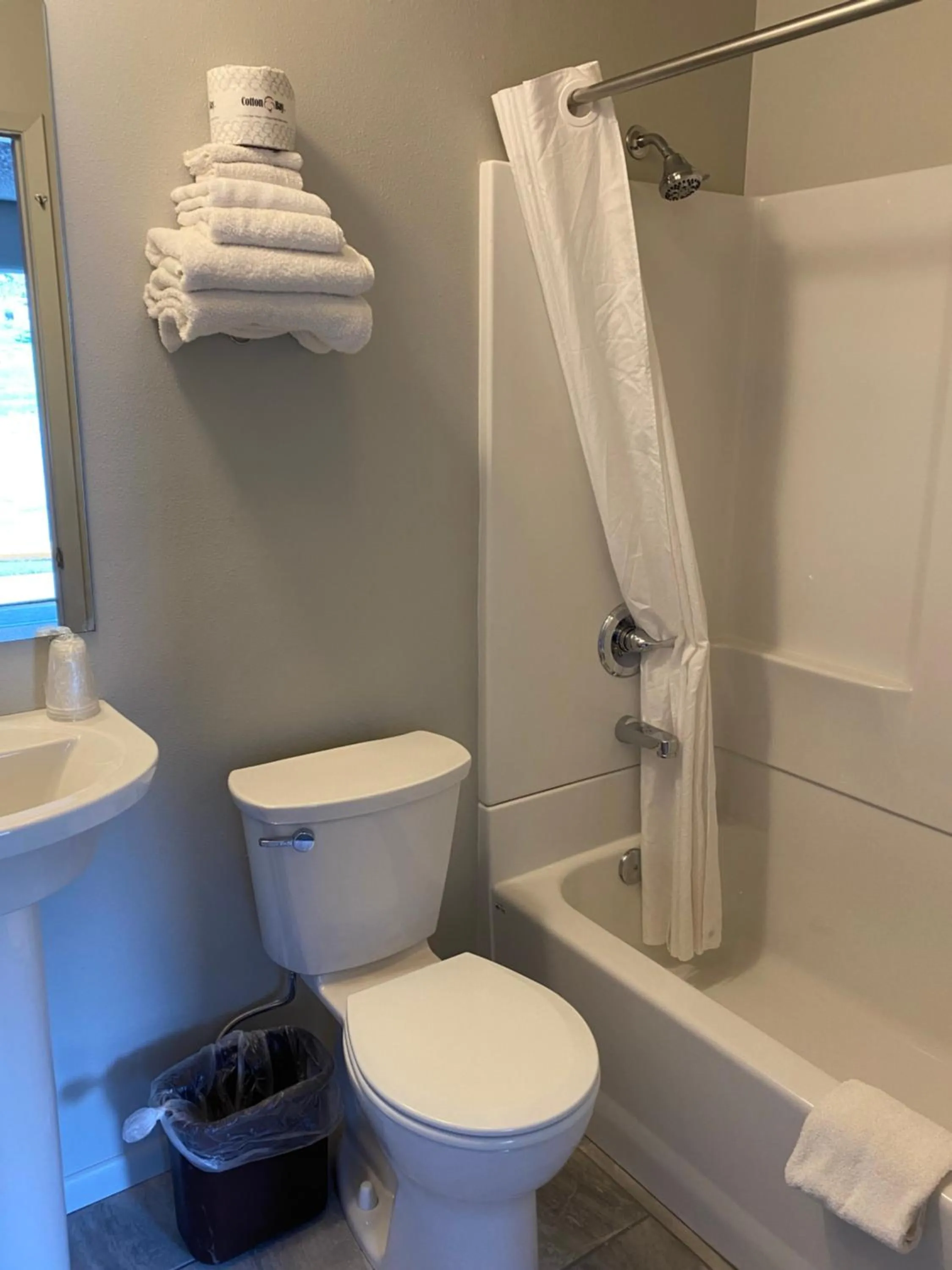Bathroom in Green Creek Inn and RV Park
