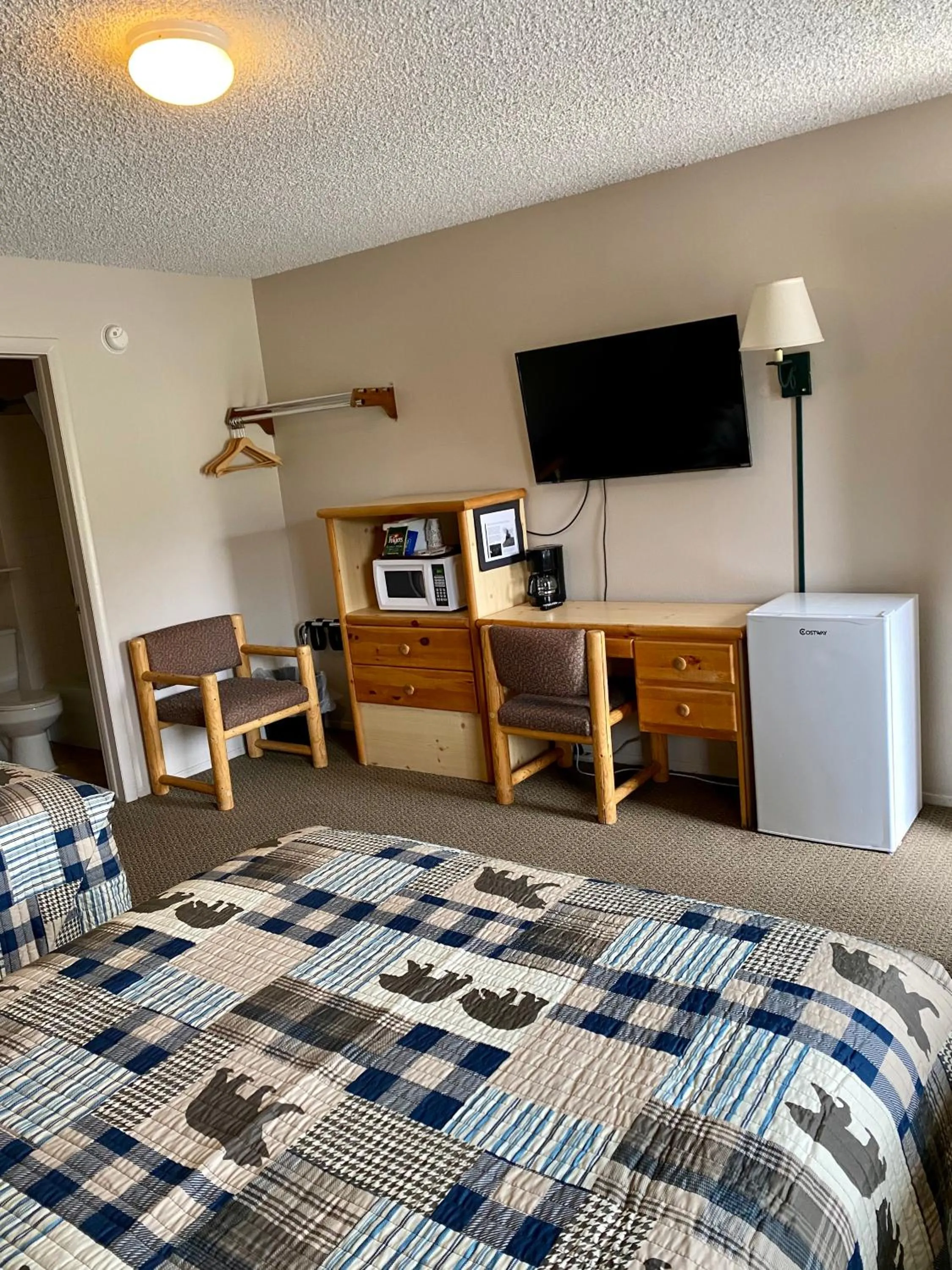 Bedroom, Bed in Green Creek Inn and RV Park