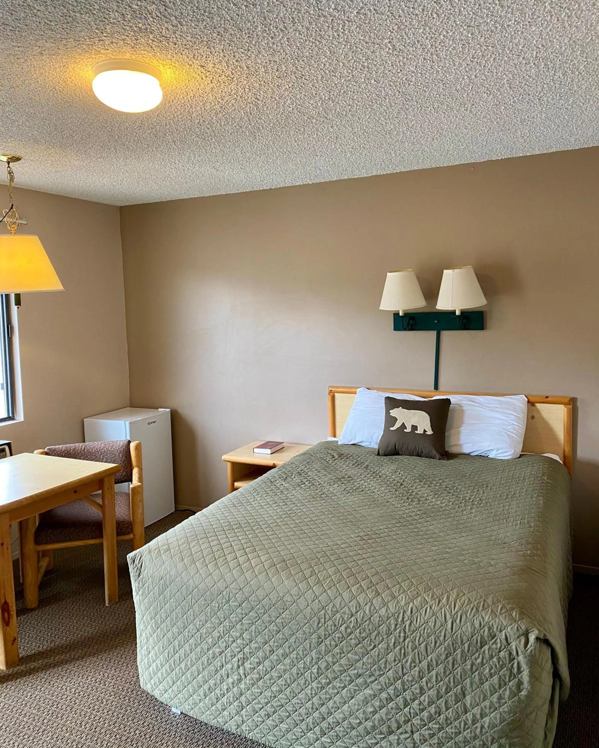 Bed in Green Creek Inn and RV Park