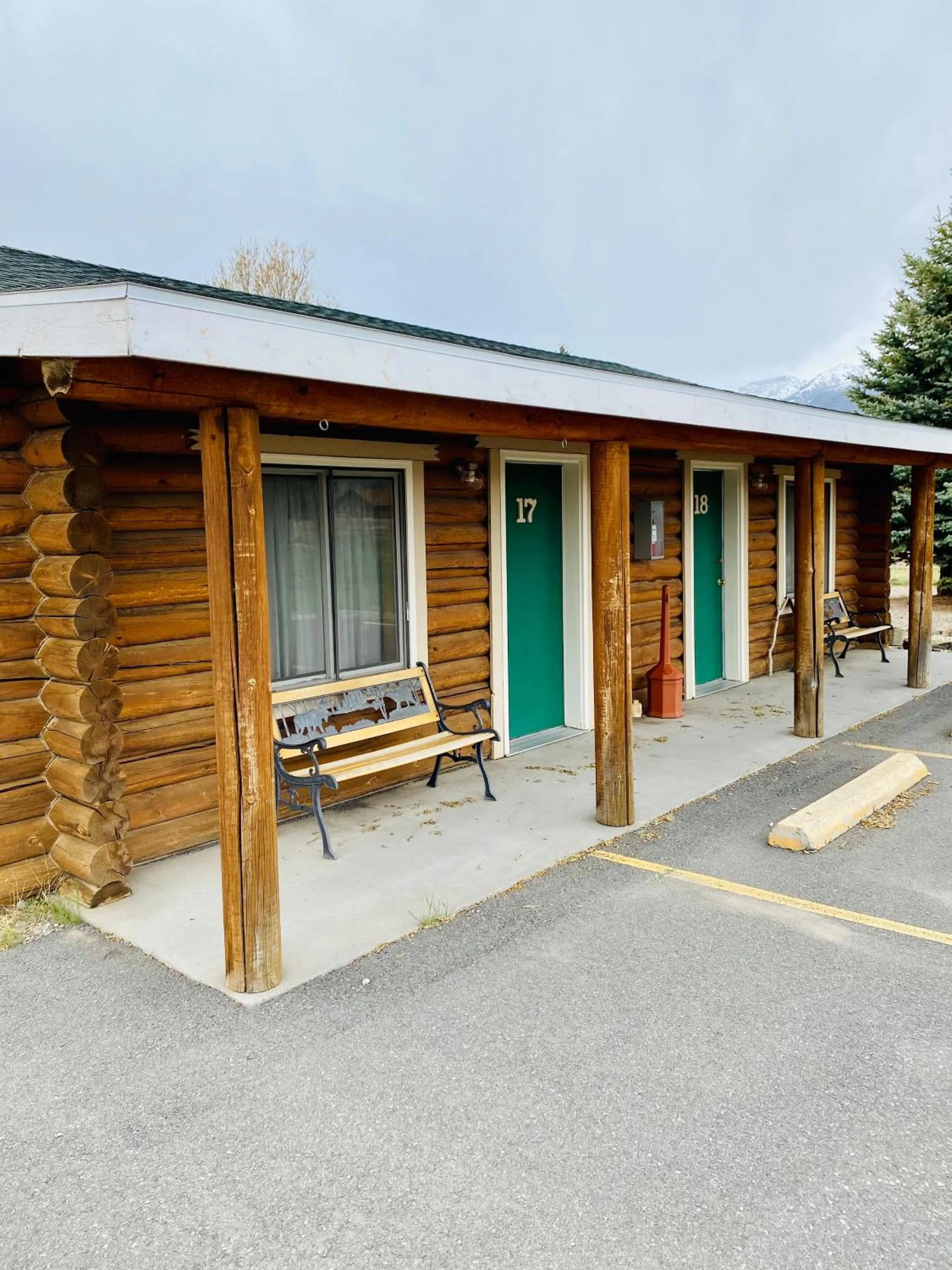 Facade/entrance in Green Creek Inn and RV Park