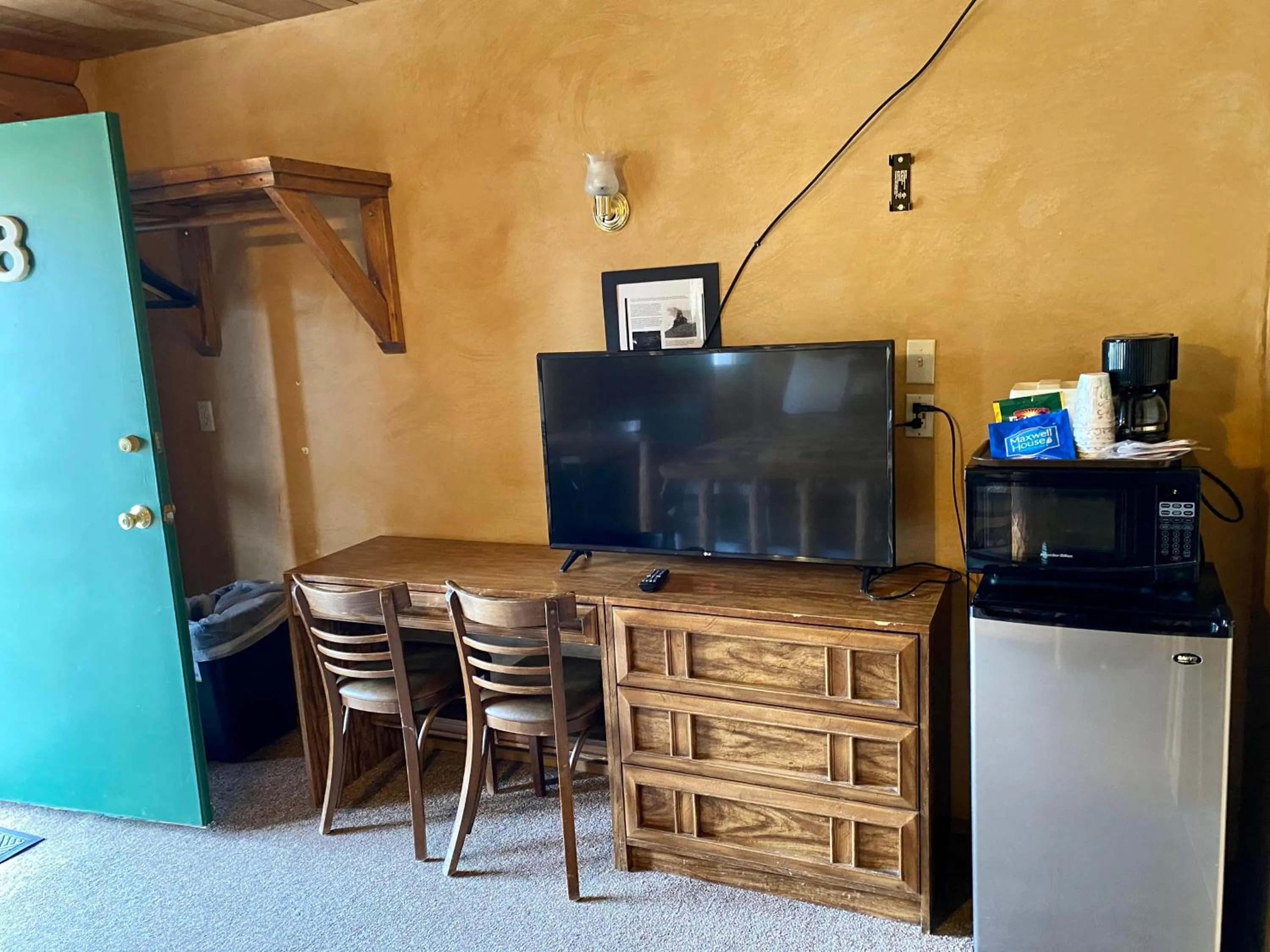 TV and multimedia in Green Creek Inn and RV Park