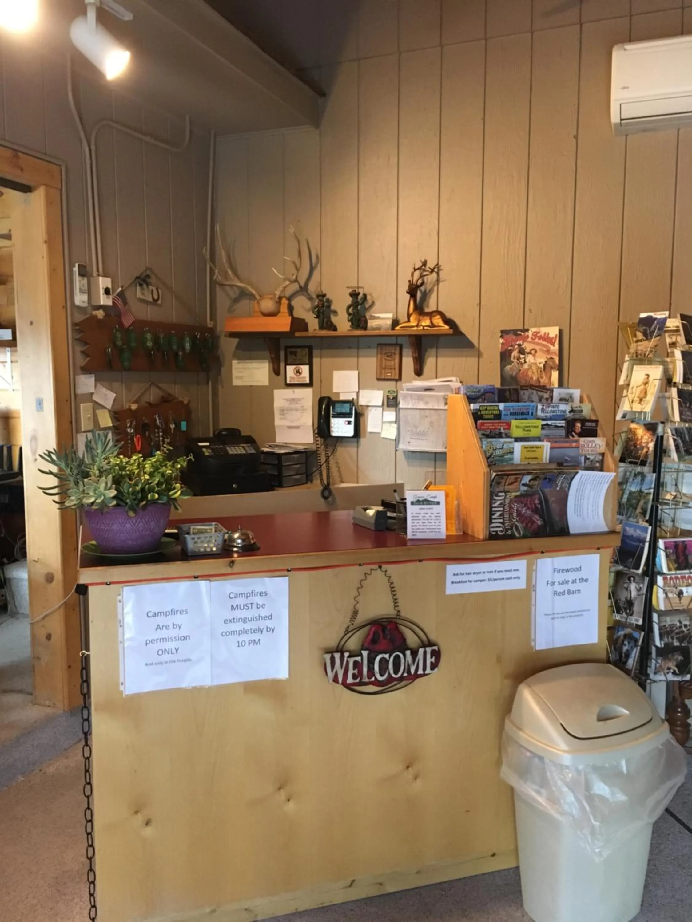 Lobby or reception in Green Creek Inn and RV Park