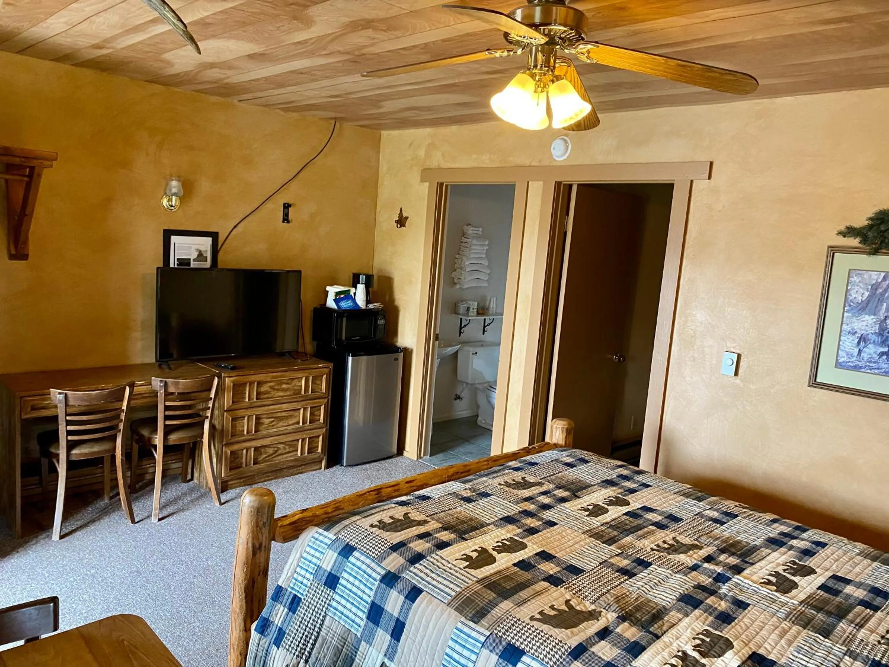 Bedroom, Bed in Green Creek Inn and RV Park