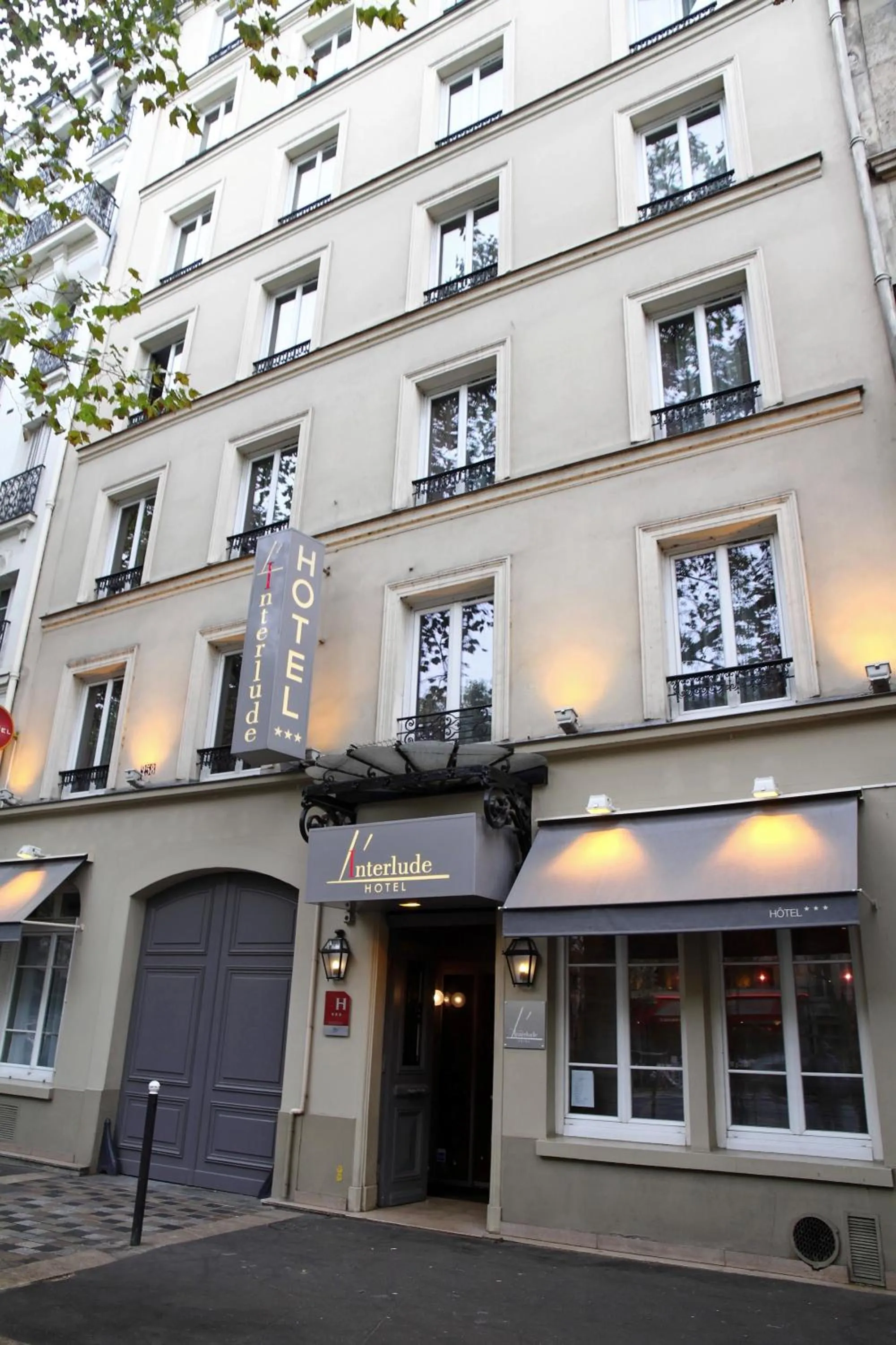 Facade/entrance in Hôtel L'Interlude