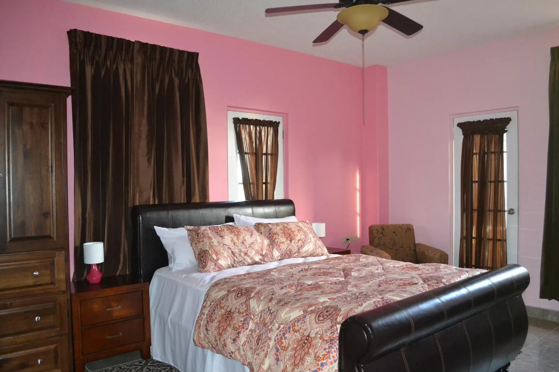Queen Room with Balcony - single occupancy in Montecristo Inn Queen Room with Balcony - single occupancy in Montecristo Inn