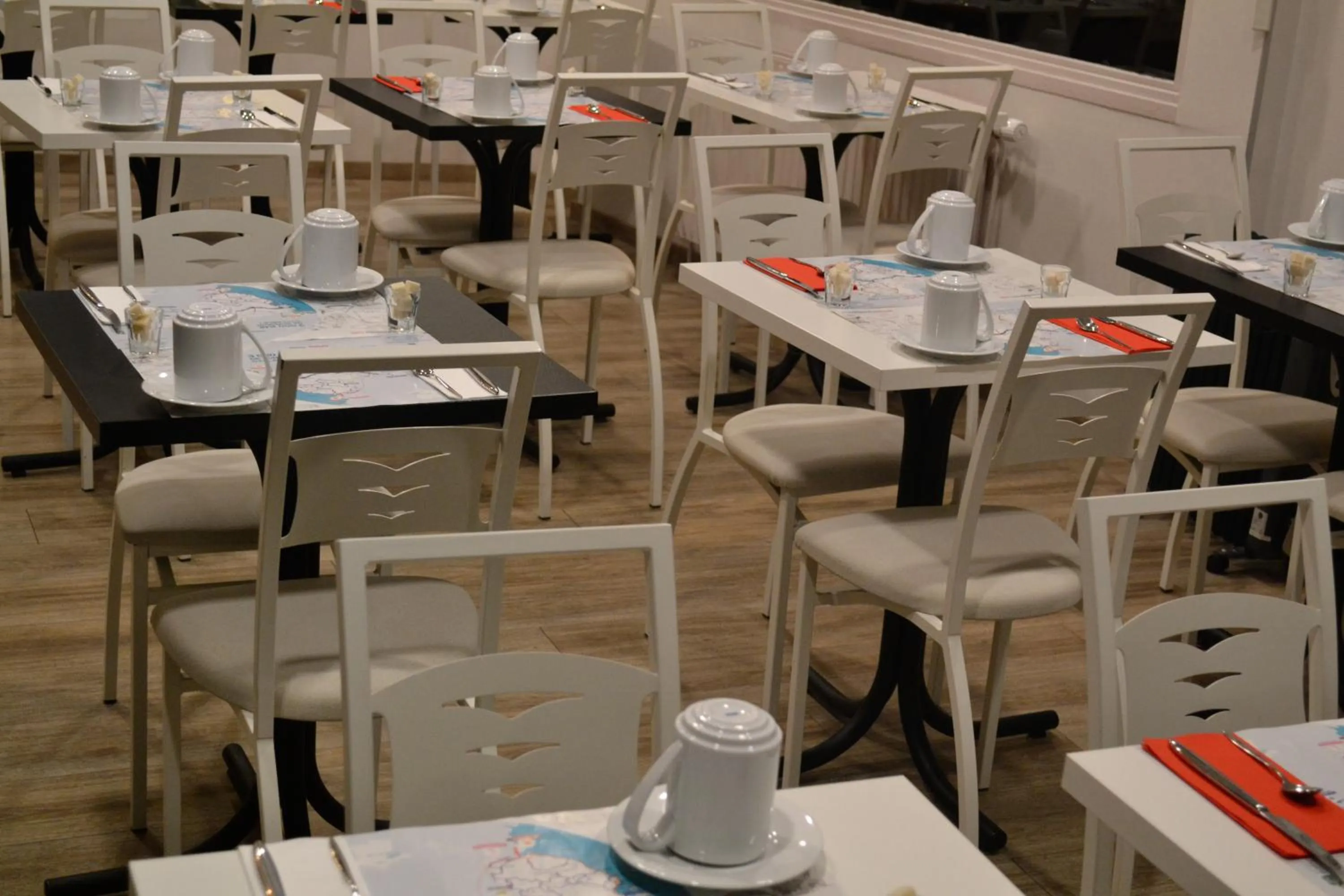 Restaurant/places to eat in Hotel Continental