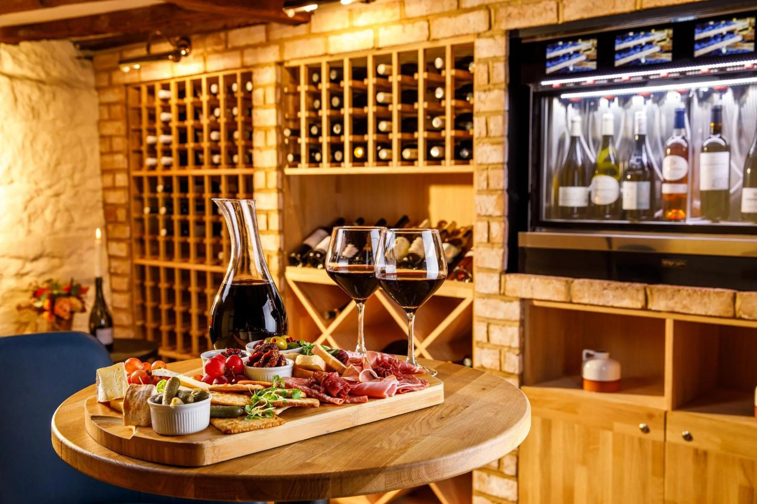 Restaurant/places to eat in voco Lythe Hill Hotel & Spa by IHG