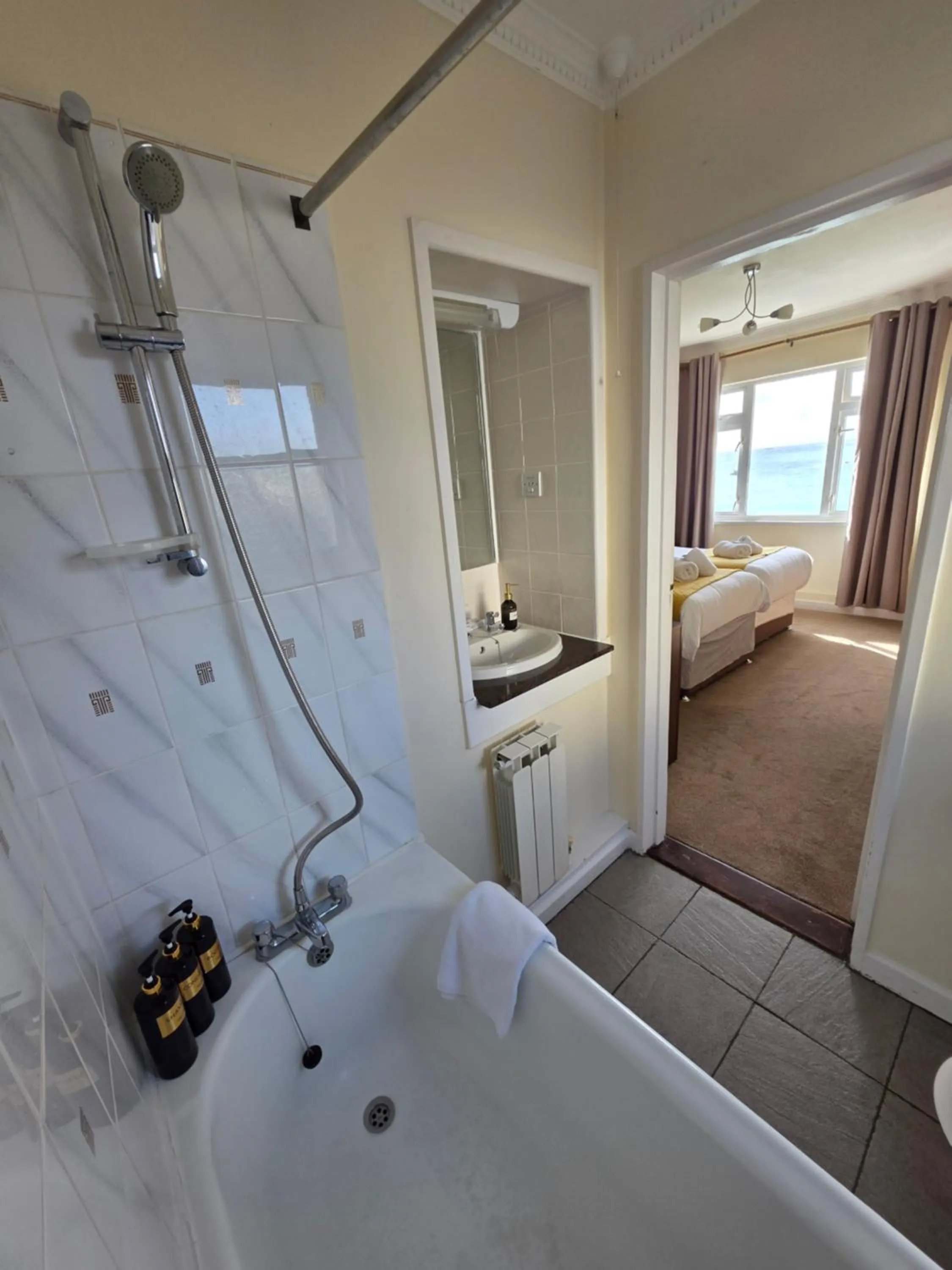 Bathroom, Bed in Marina Metro Hotel