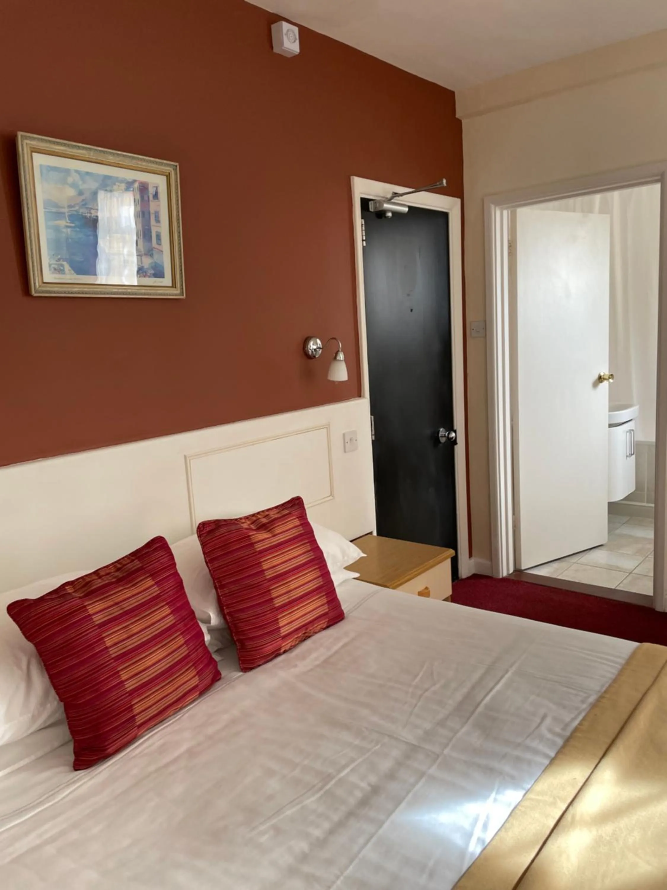 Bedroom, Bed in Marina Metro Hotel