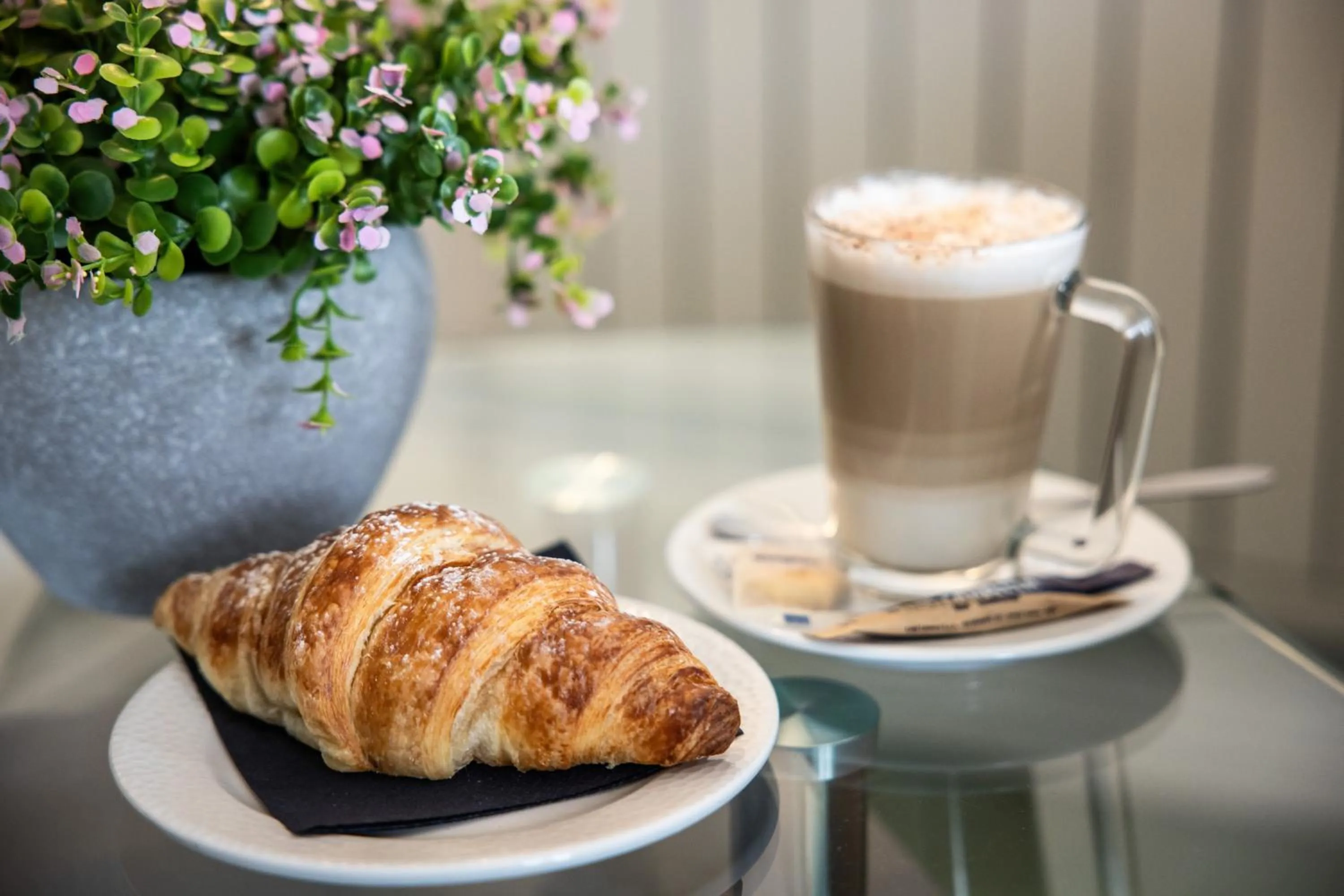 Food and drinks in The Monterey Hotel - Sure Hotel Collection by Best Western