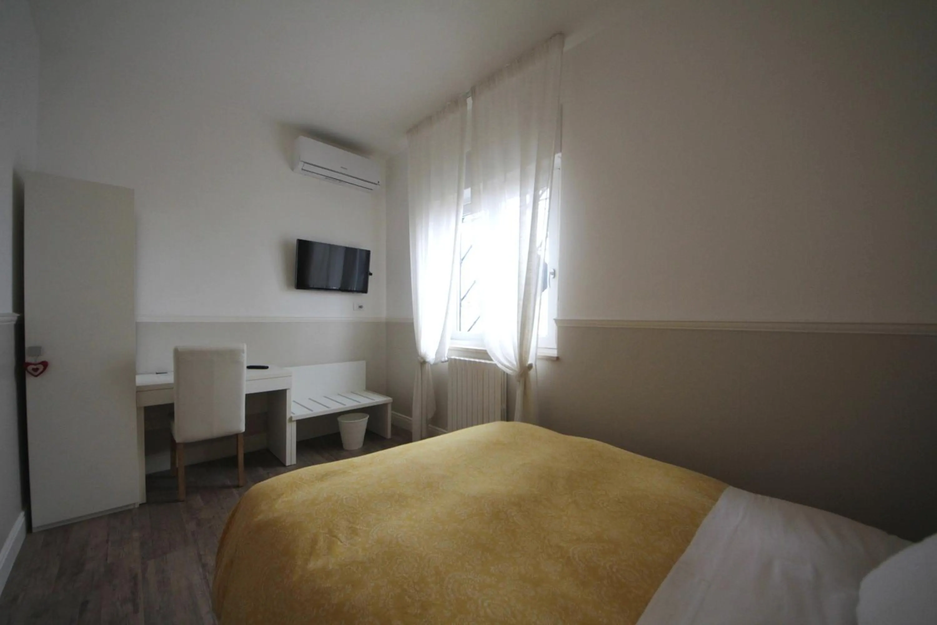 Photo of the whole room, Bed in Principe