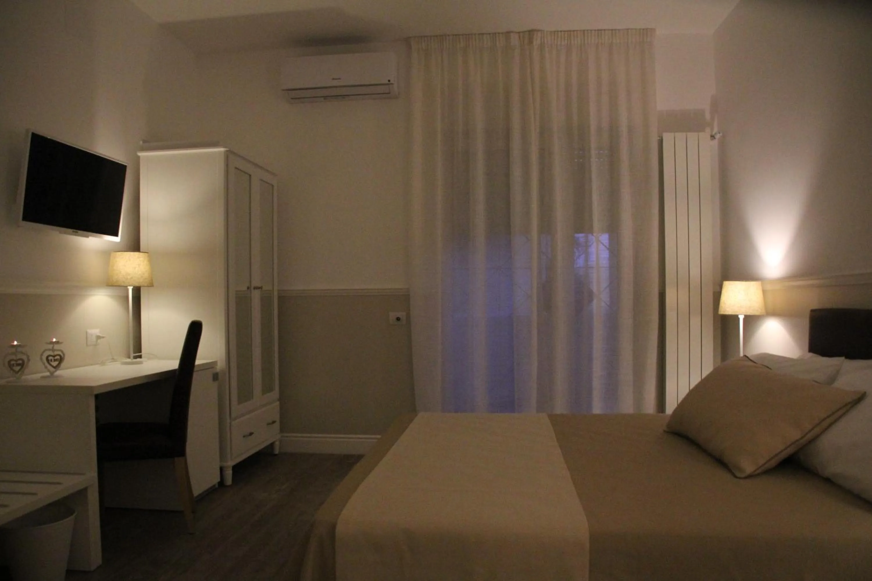 Photo of the whole room, Bed in Principe