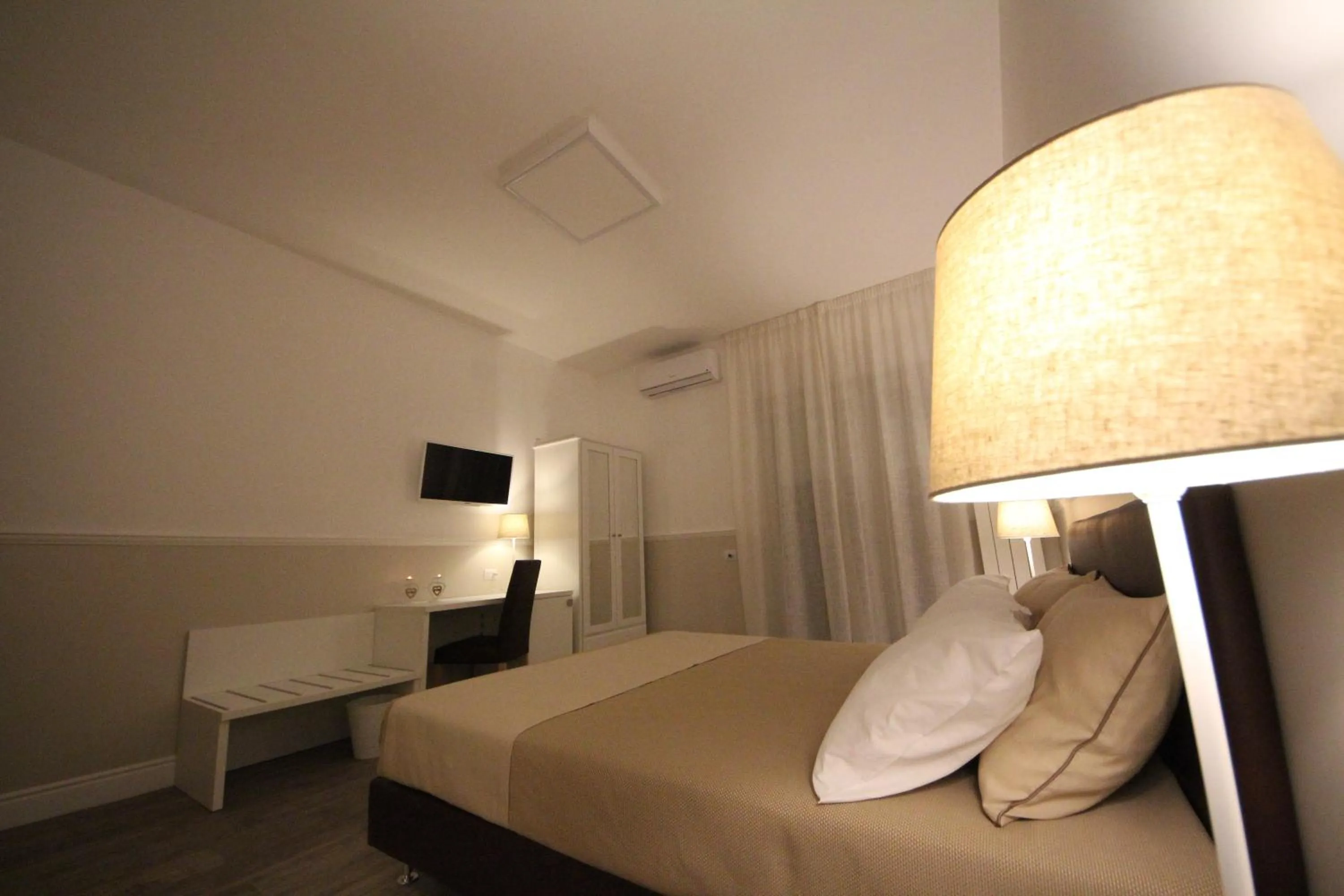 Photo of the whole room, Bed in Principe