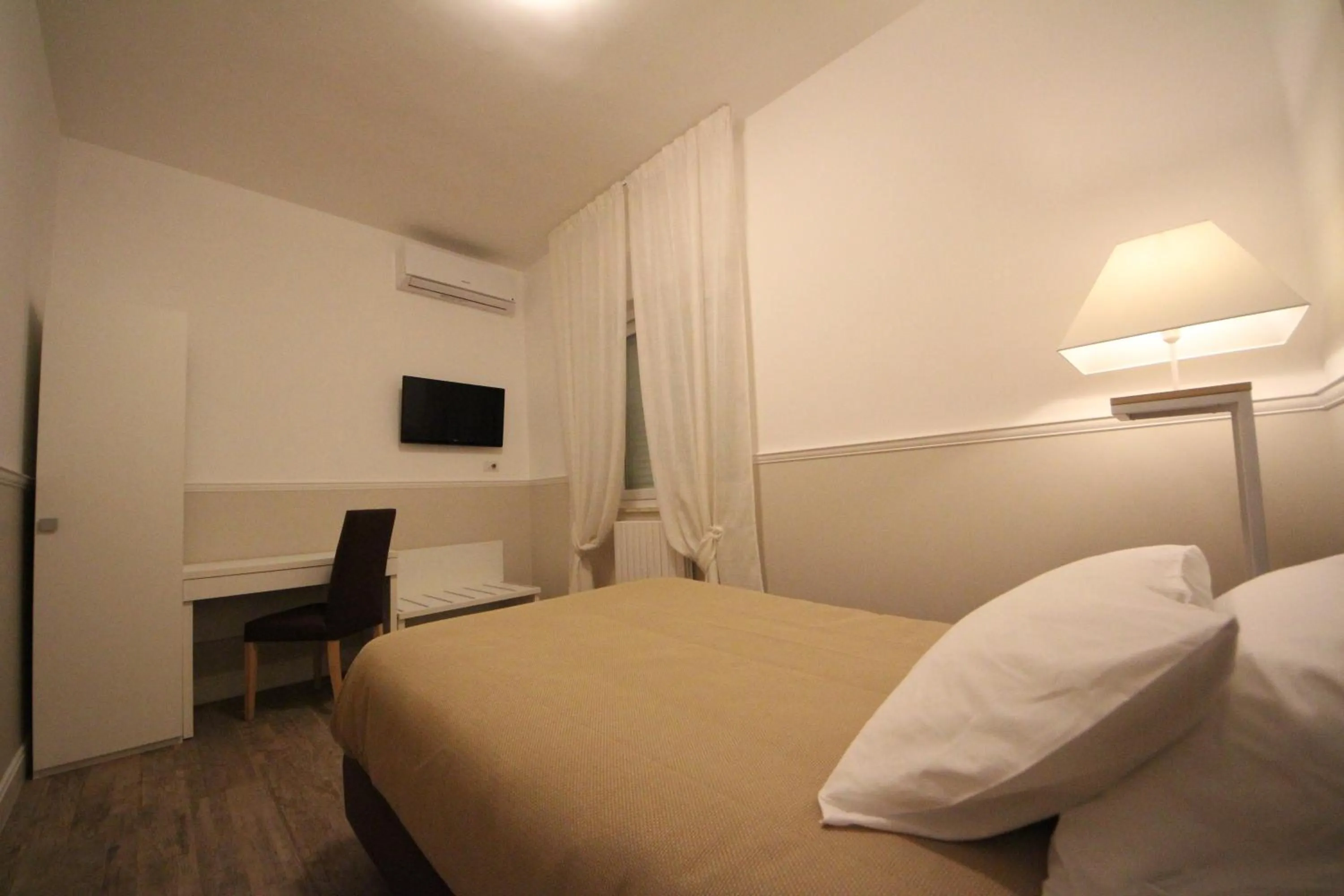 Photo of the whole room, Bed in Principe