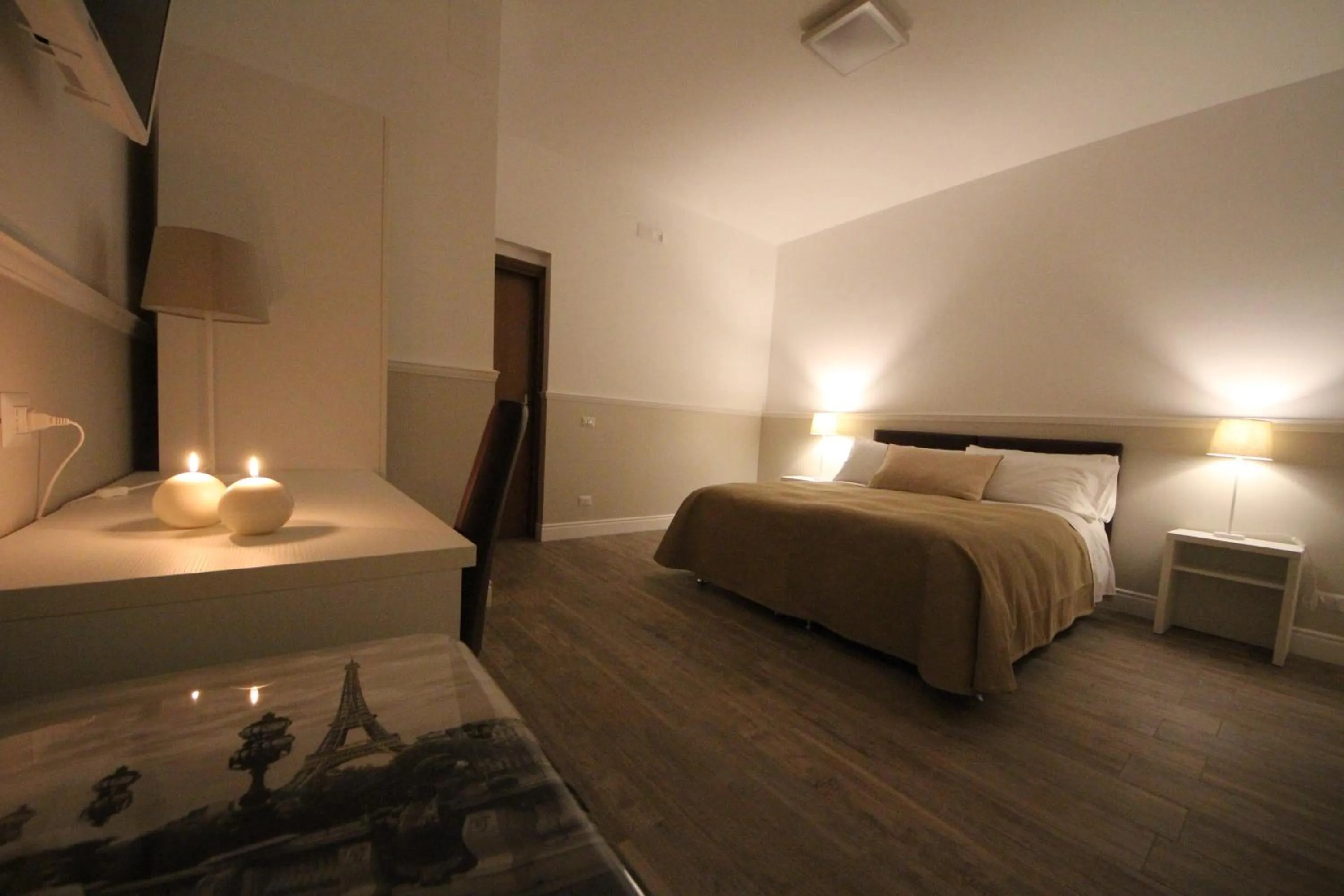 Photo of the whole room, Bed in Principe