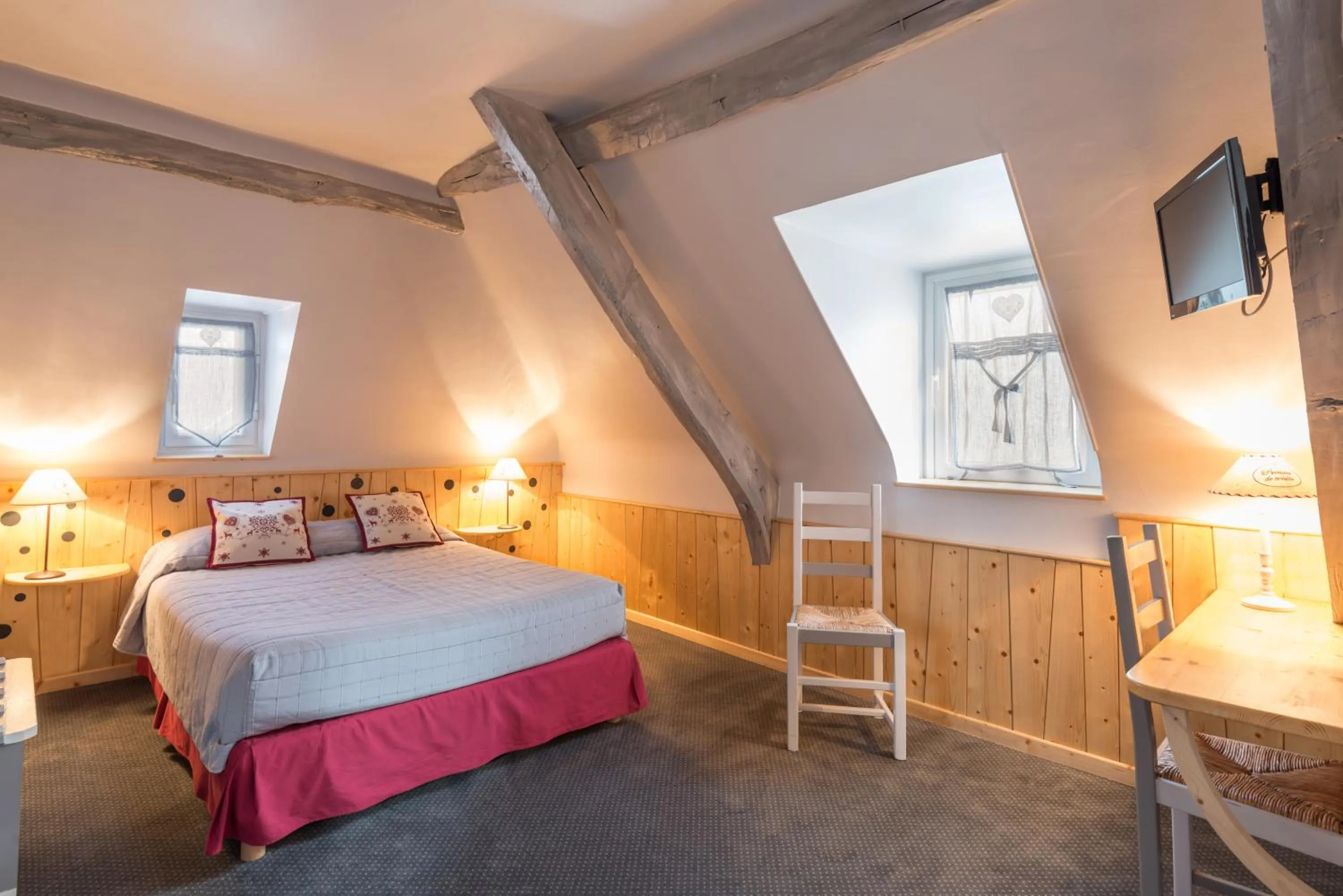 Photo of the whole room, Bed in Auberge Le Cabaliros