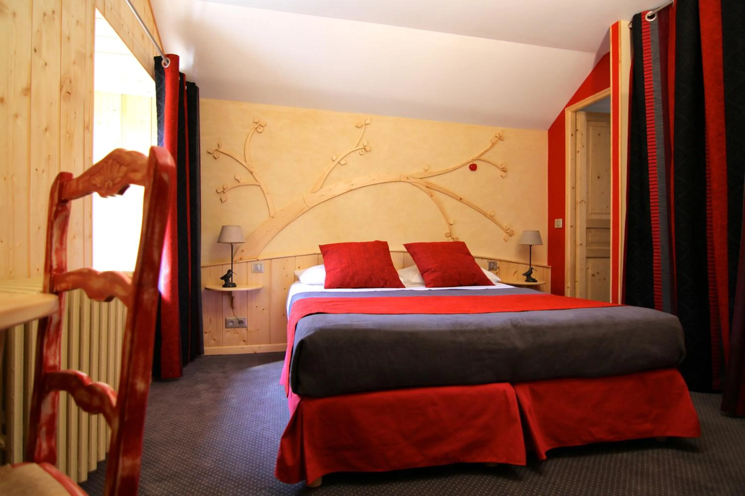 Photo of the whole room, Bed in Auberge Le Cabaliros