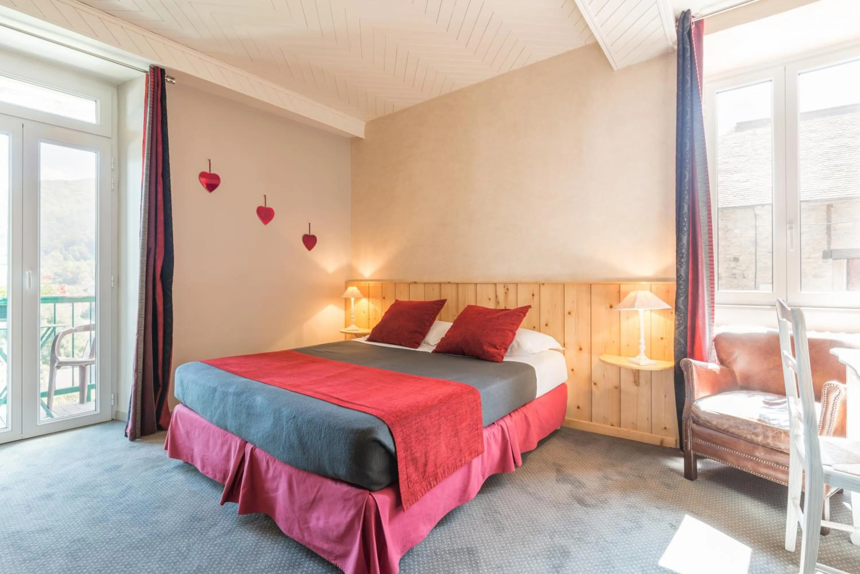 Photo of the whole room, Bed in Auberge Le Cabaliros