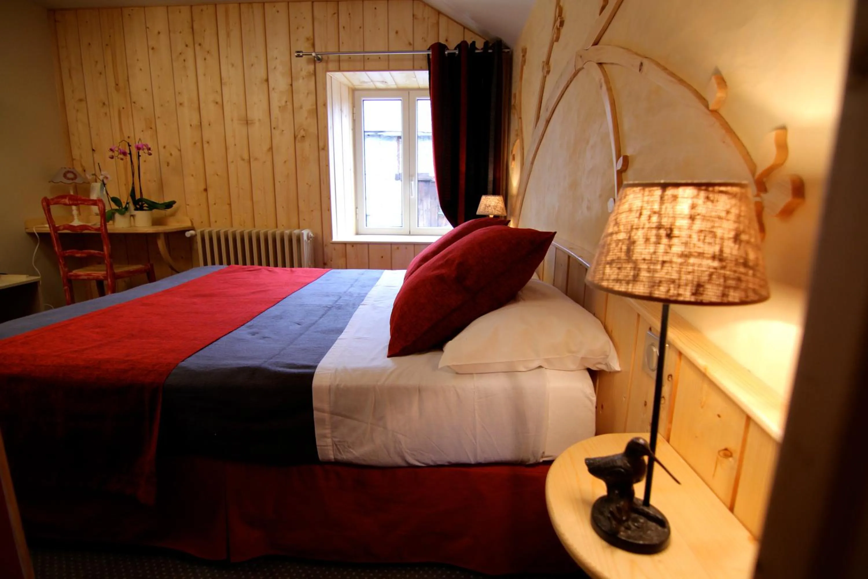 Photo of the whole room, Bed in Auberge Le Cabaliros
