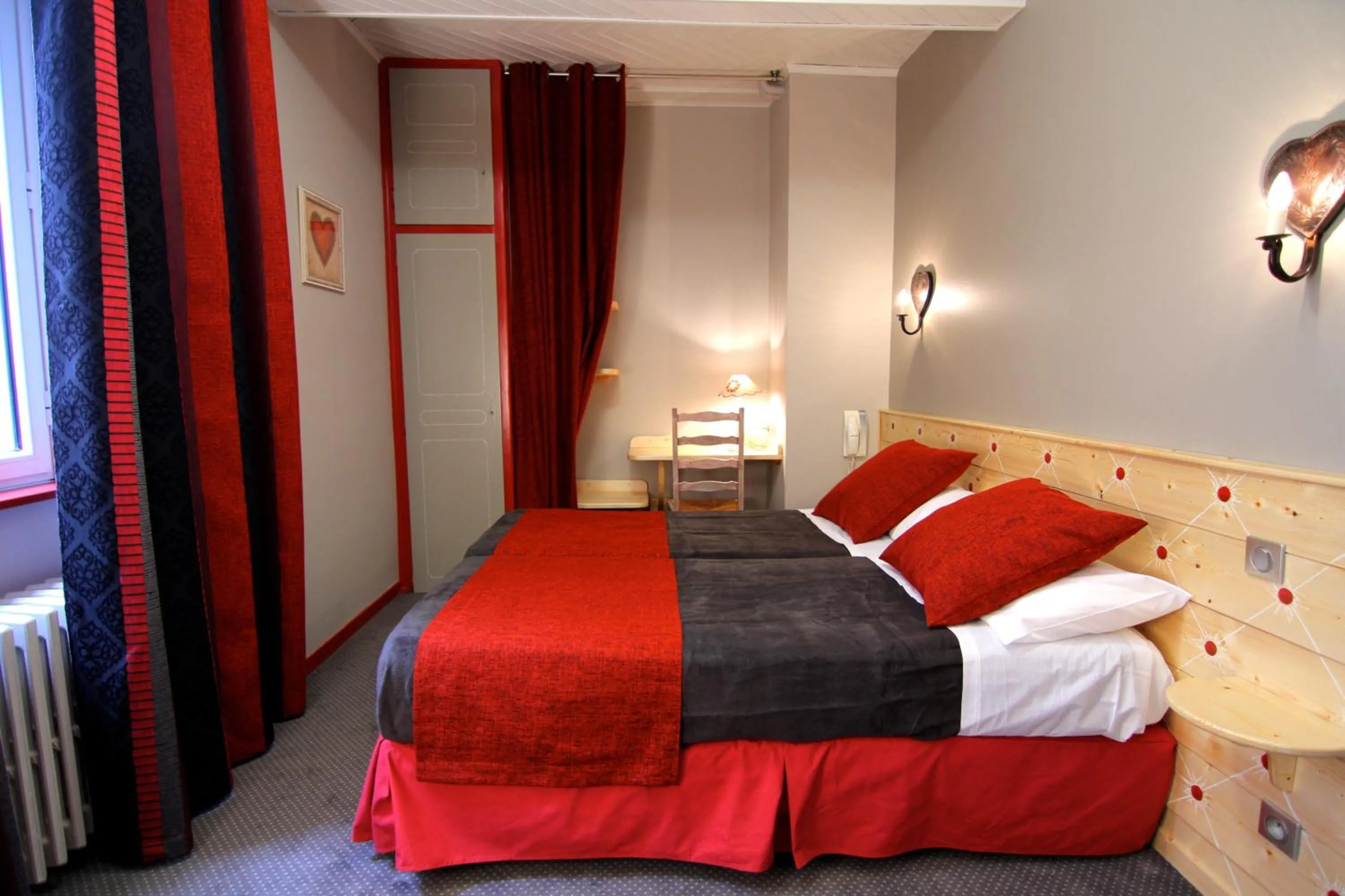 Photo of the whole room, Bed in Auberge Le Cabaliros