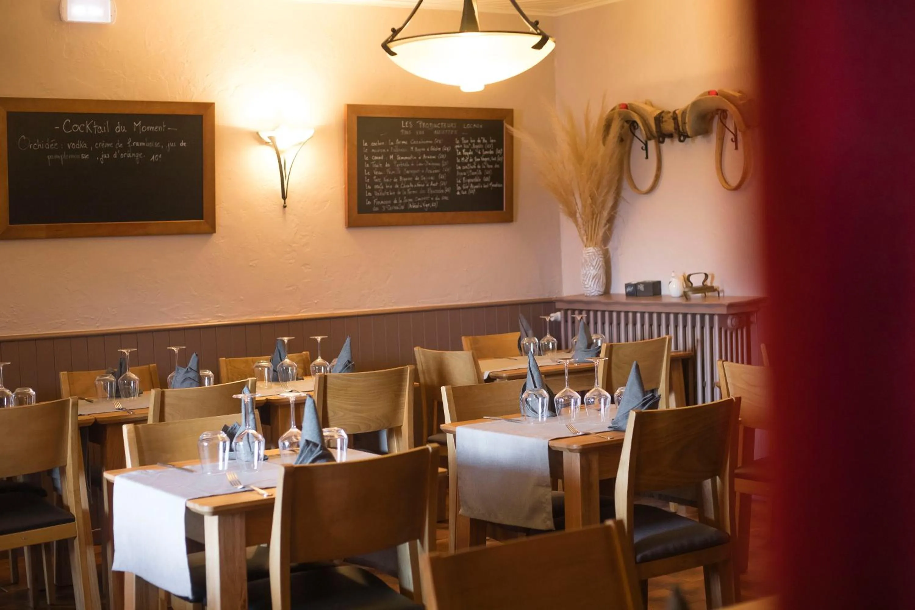Restaurant/places to eat in Auberge Le Cabaliros
