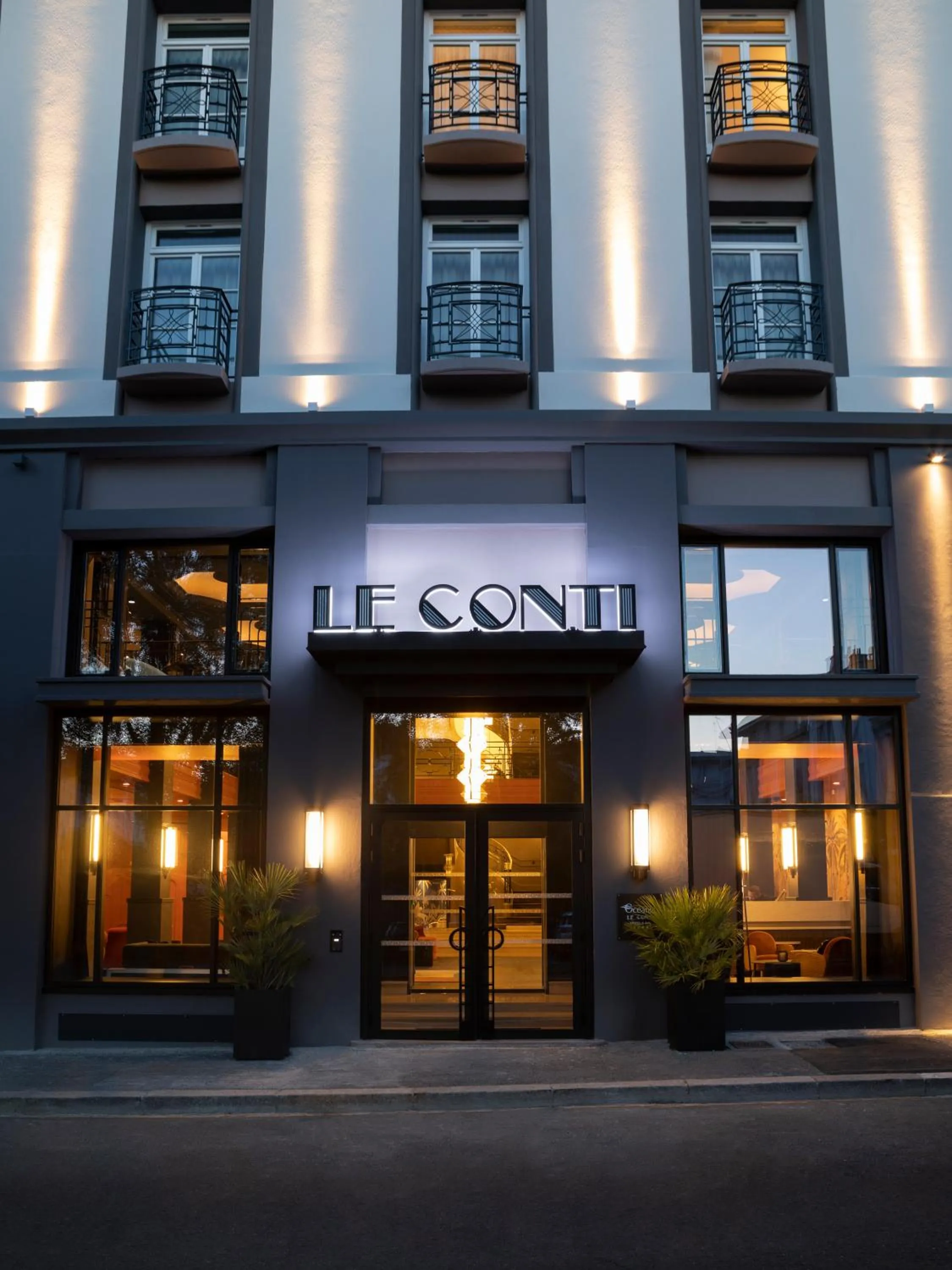 Facade/entrance in Hôtel & Spa Oceania Le Conti