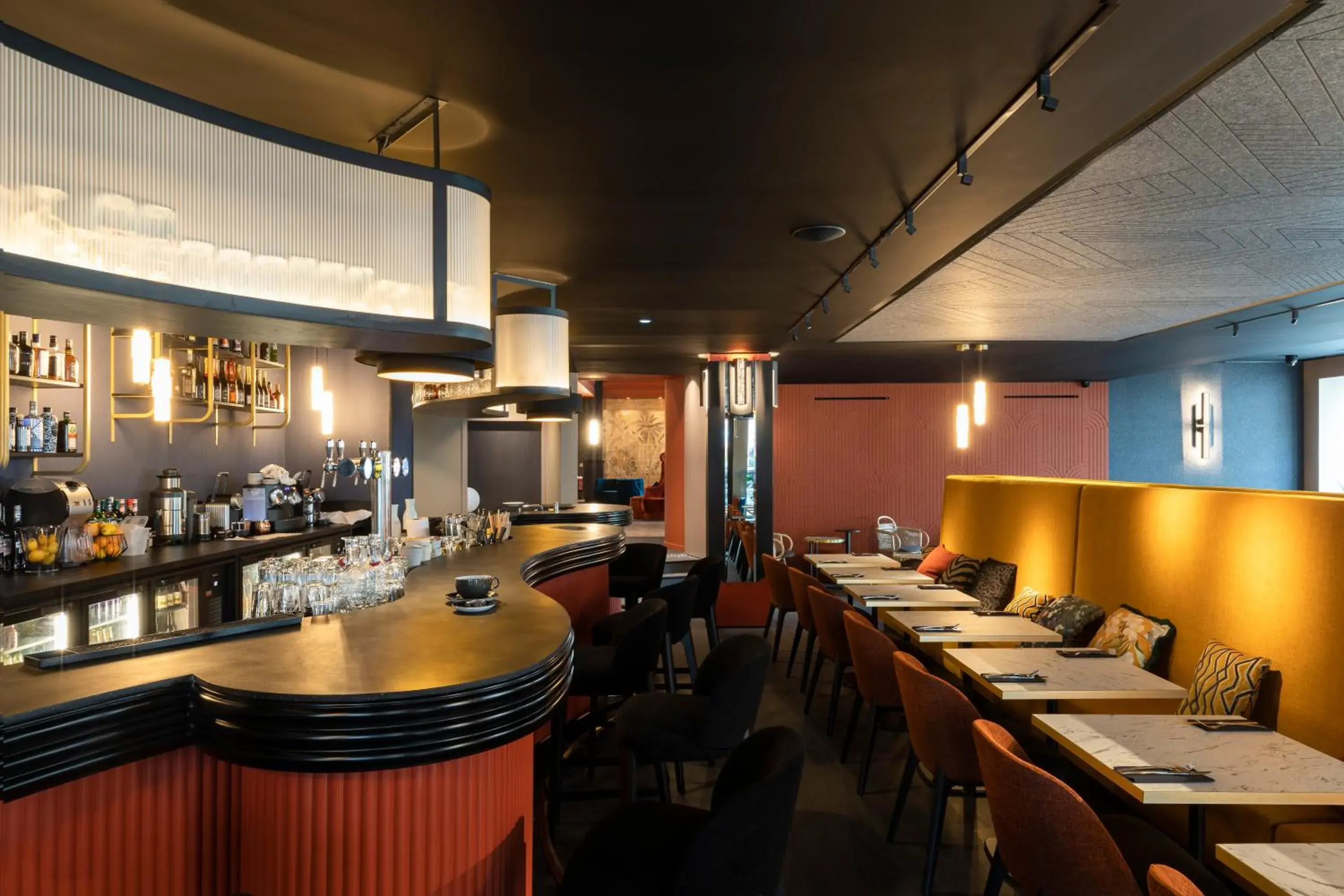 Lounge or bar in Hôtel & Spa Oceania Le Conti Lounge or bar in Hôtel & Spa Oceania Le Conti