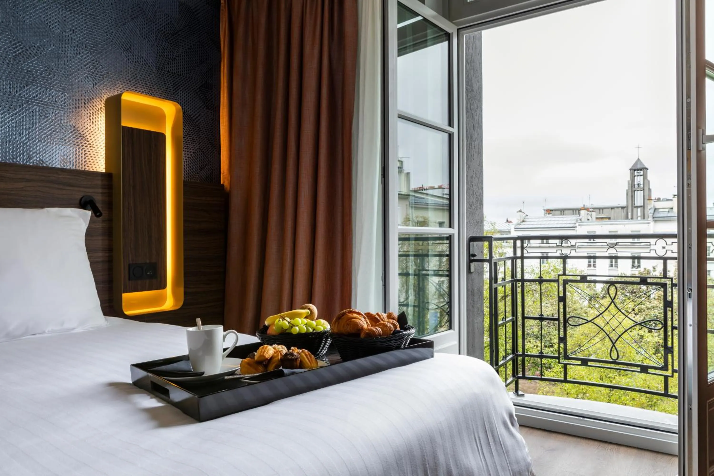 Bedroom, Bed in Hôtel & Spa Oceania Le Conti