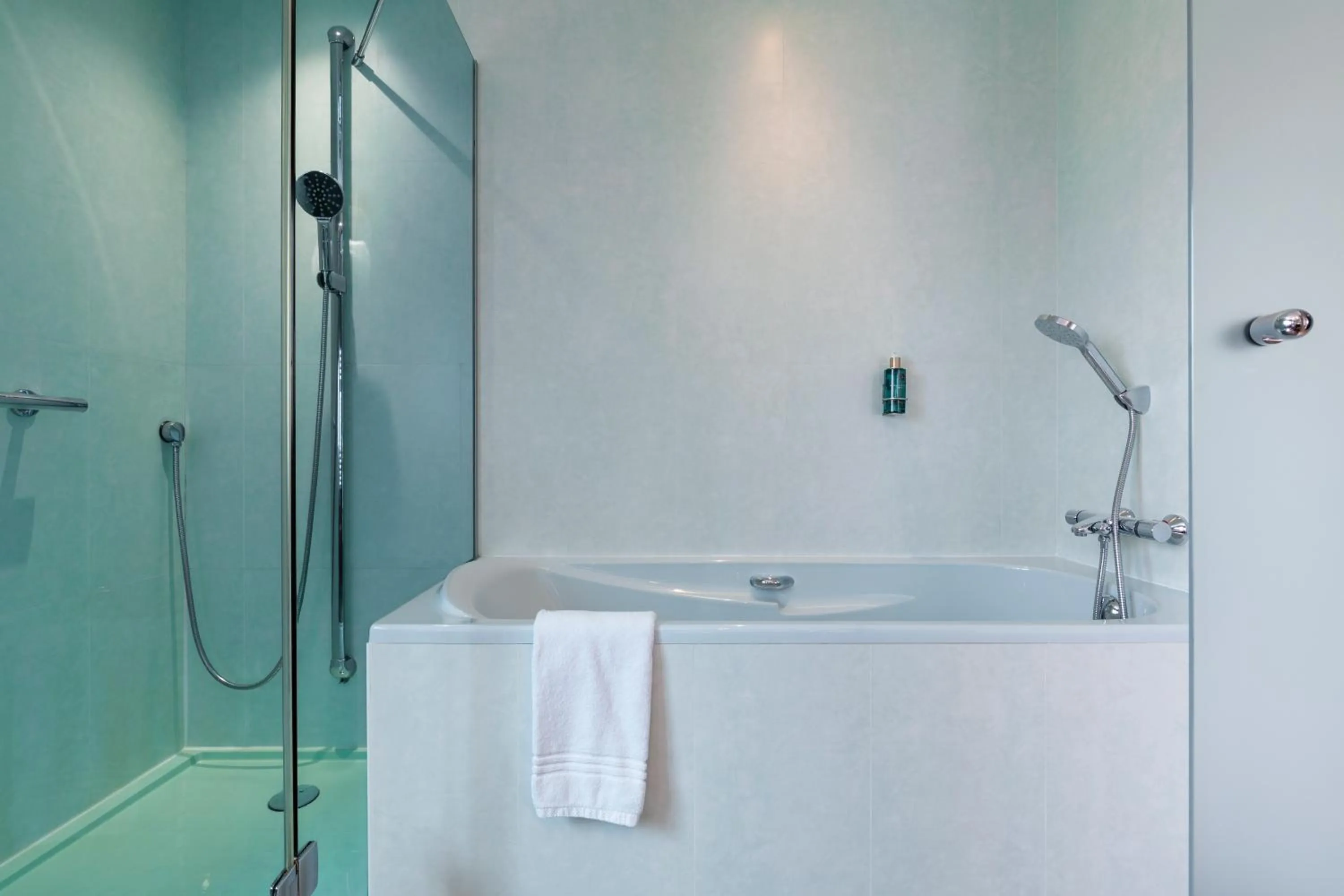 Bathroom in Hôtel Oceania Brest